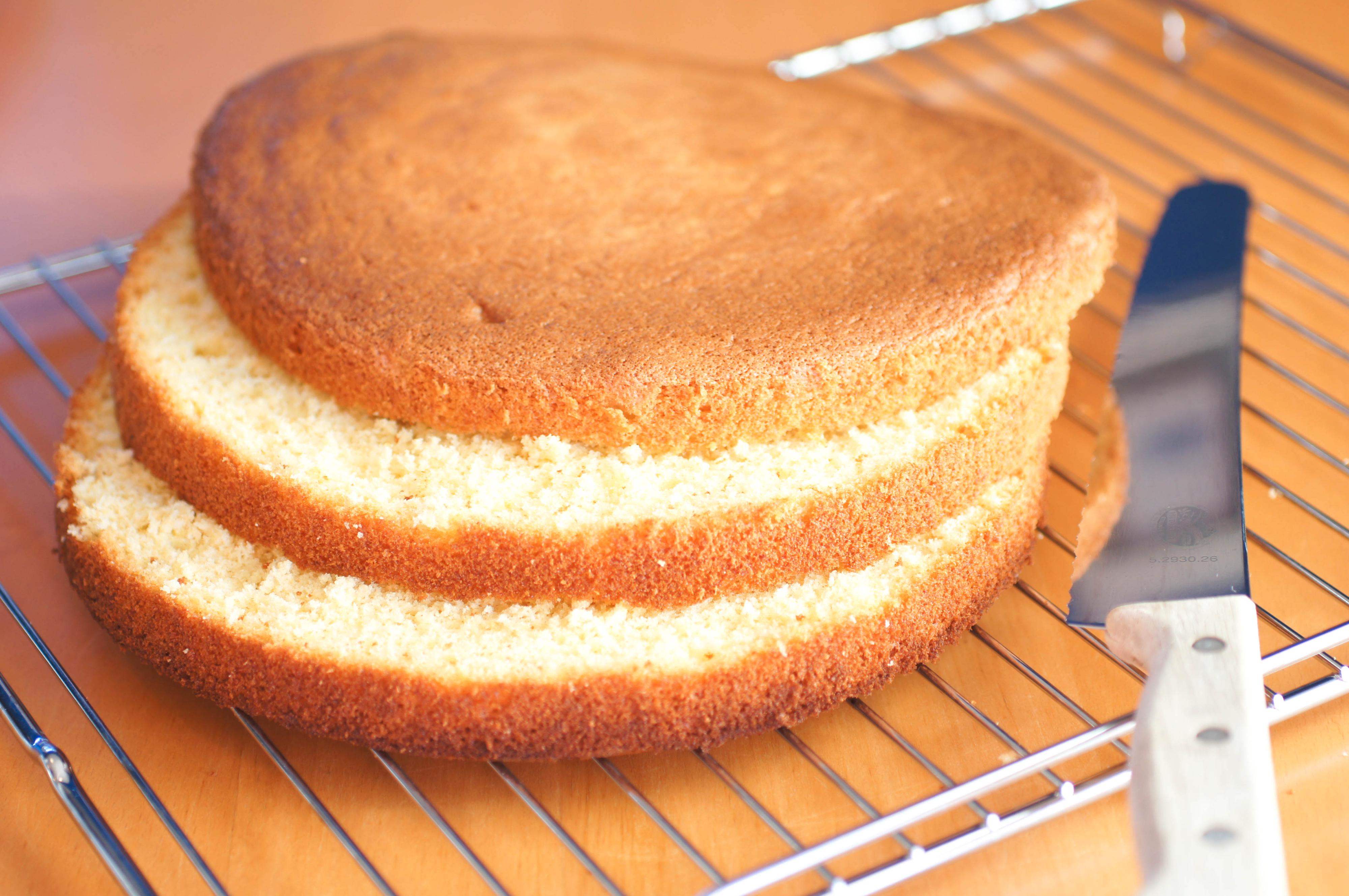 Ta kaken ut av formen og fjern bakepapiret. Del kaken i to eller tre bunner.