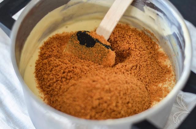 Kjør pepperkakene til finmalte smuler i en foodprosessor og vend ca 150 gram av dem inn i isblandingen.