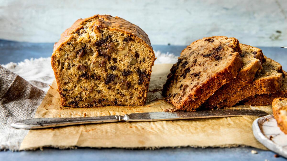 Bananbrød med sjokoladebiter og hakkede nøtter