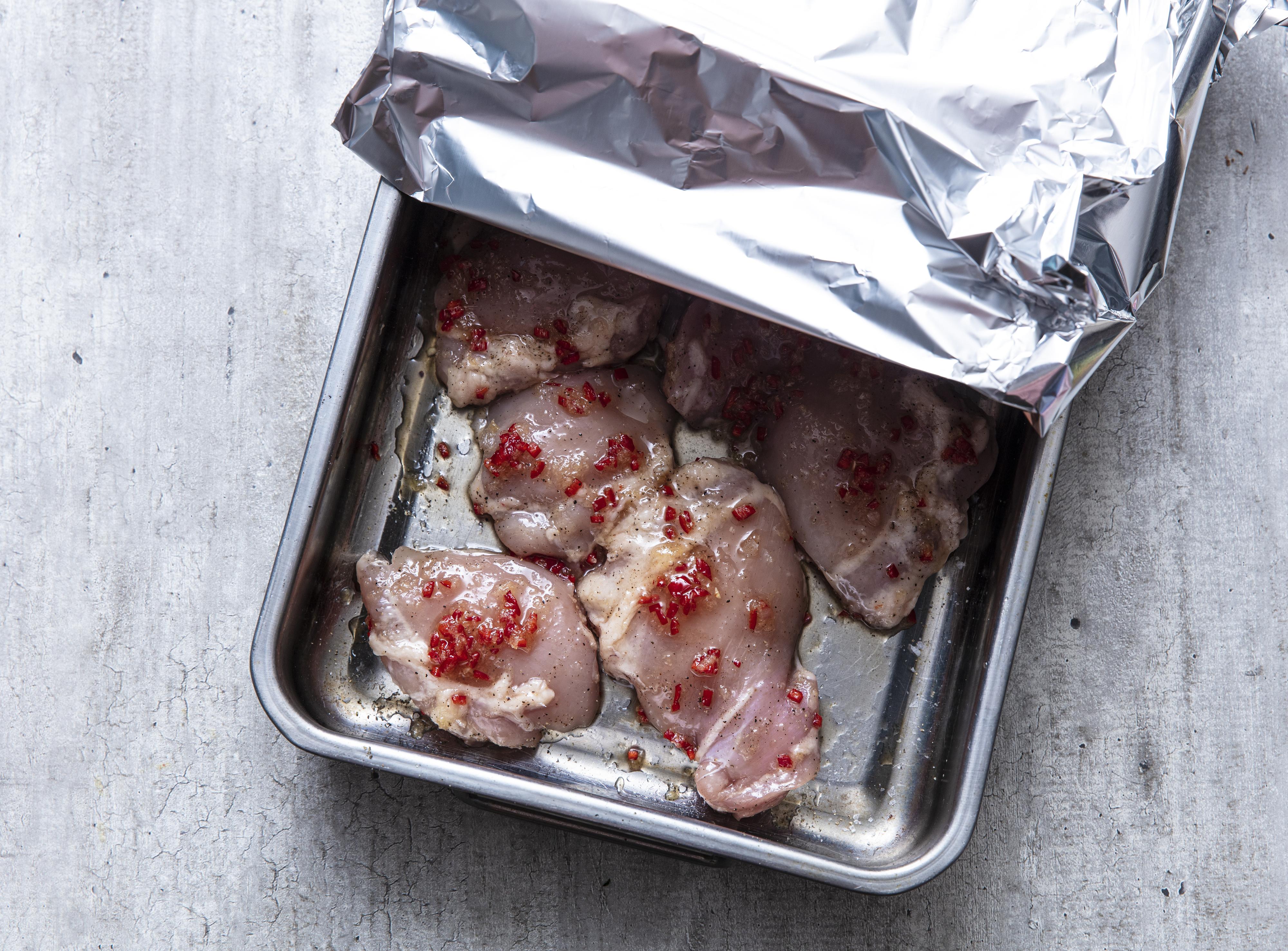 Legg kyllingstykkene i en passende ildfast form. Dekk formen med aluminiumsfolie og bak kyllingen i ovn i 20 -25 minutter, eller til kyllingen gjennomstekt. 