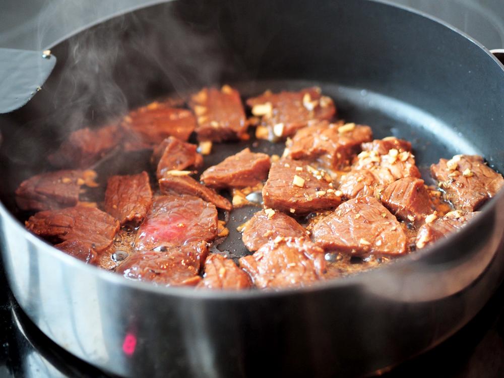 Når kjøttet er ferdig marinert skal det wokkes kjapt. Bruk gjerne en wokpanne eller en dyp stekepanne til dette. Fisk kjøttet ut av marinaden med en hullsleiv eller en gaffel. Spar på marinaden! Stek kjøttet på høy temperatur i 1-2 minutter eller til det har stekeskorpe på alle sider.