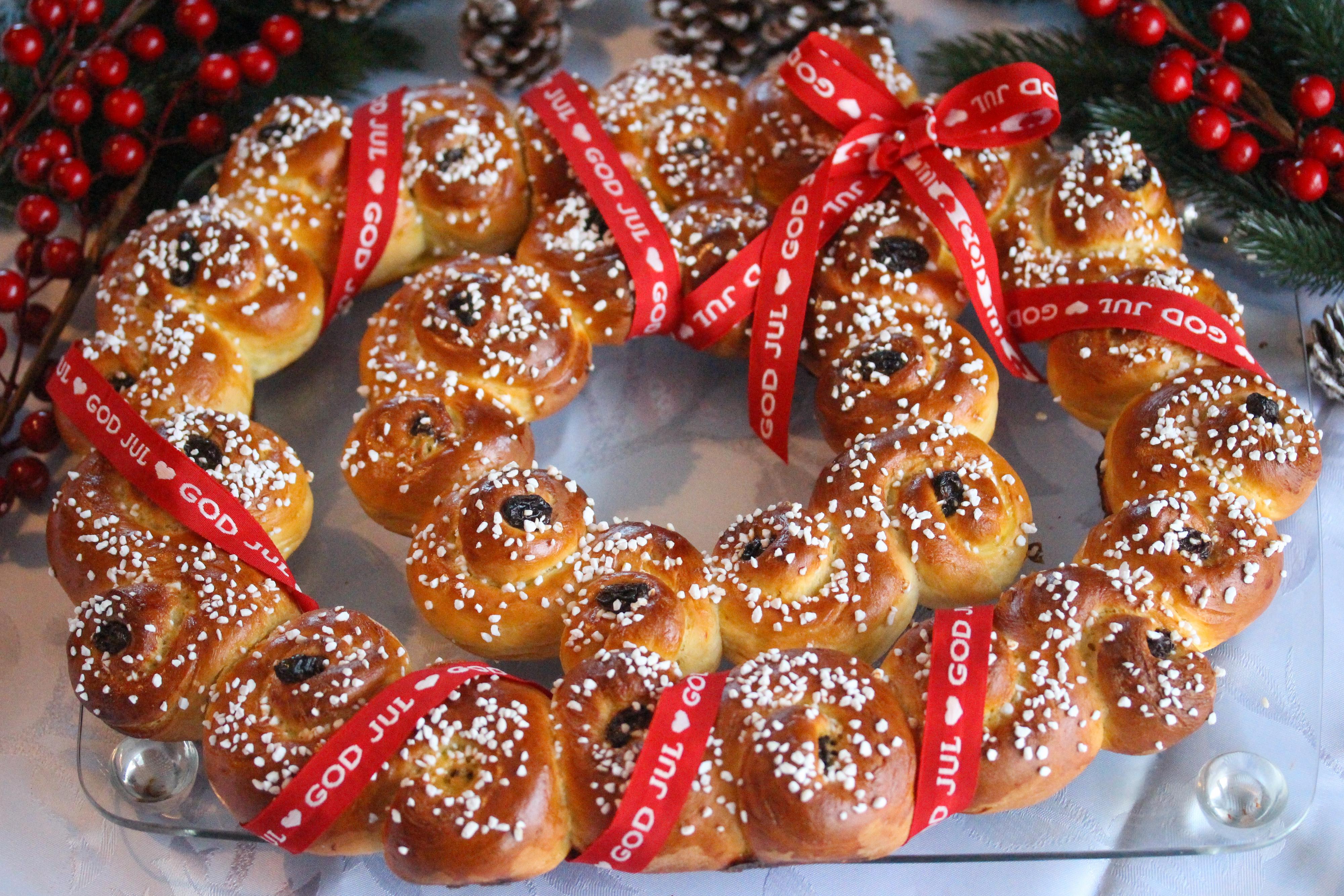 Lussekatter i krans: Luciakrans med perlesukker og rosiner