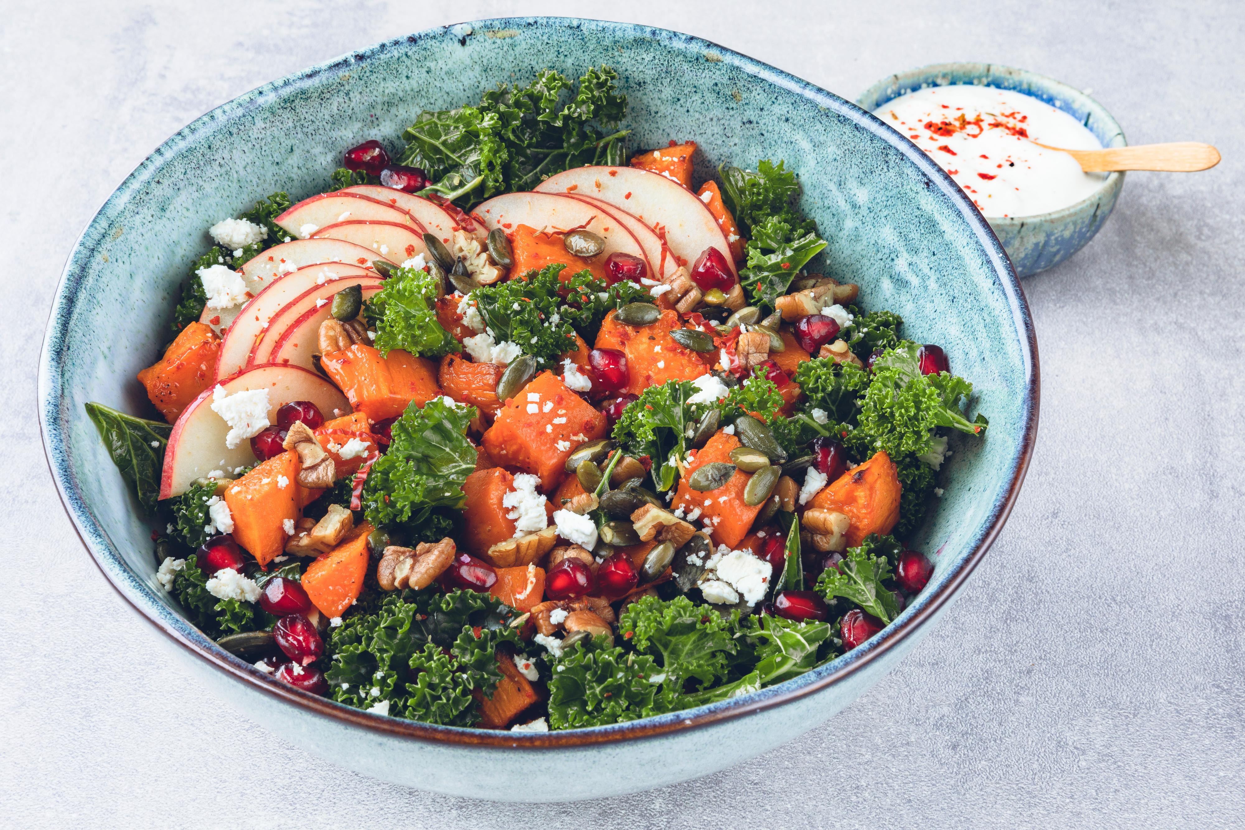 Grønnkål-bowl: Grønnkålsalat med søtpotet, eple og hvitløksdressing