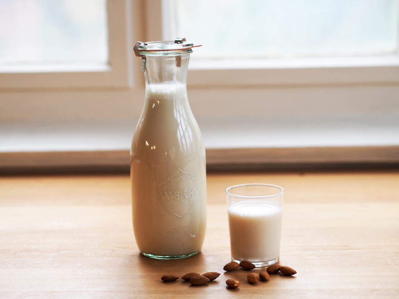 Laktosefri melkeerstatning: Hjemmelaget mandelmelk