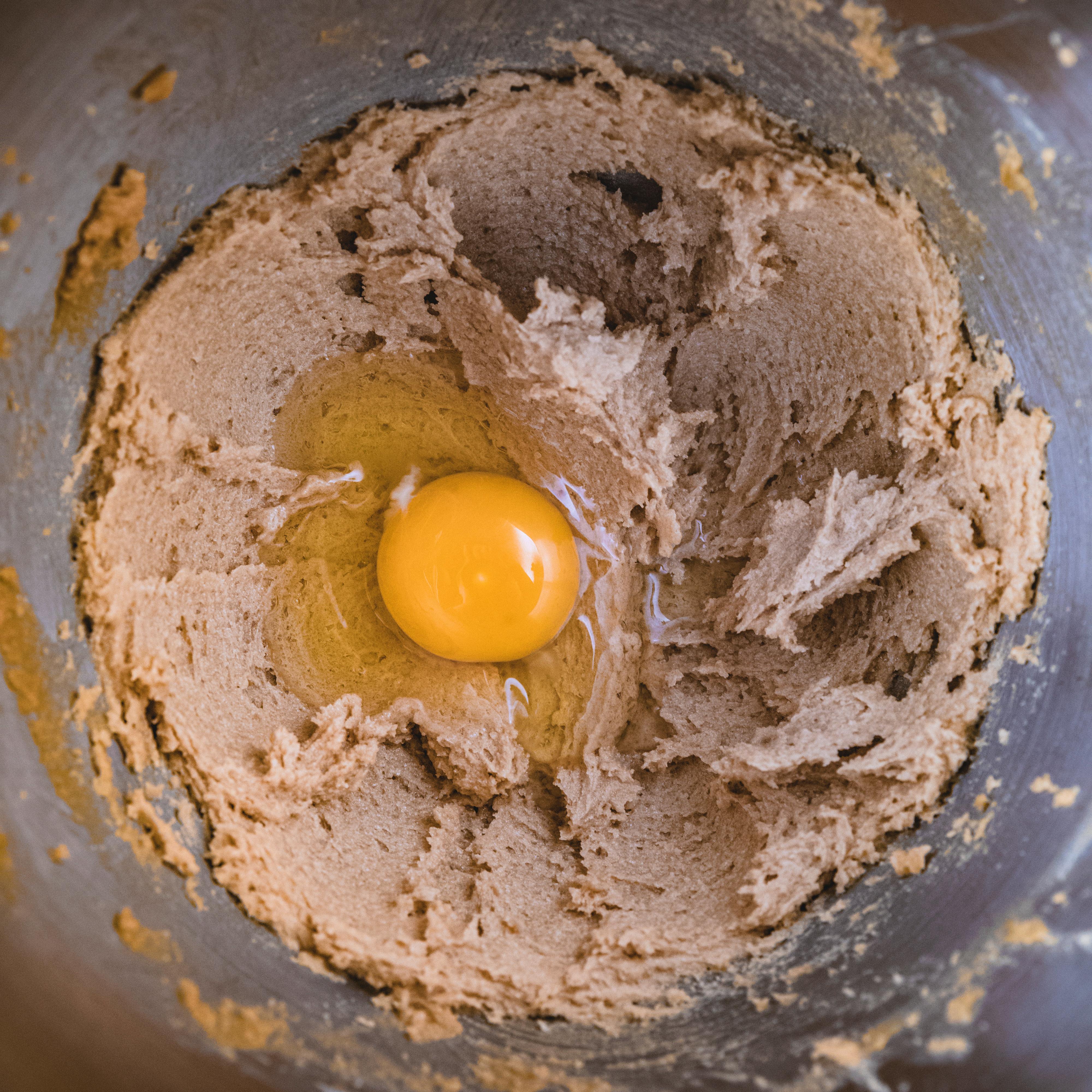 Tilsett ett og ett egg, rør egget godt inn før du tilsetter neste.