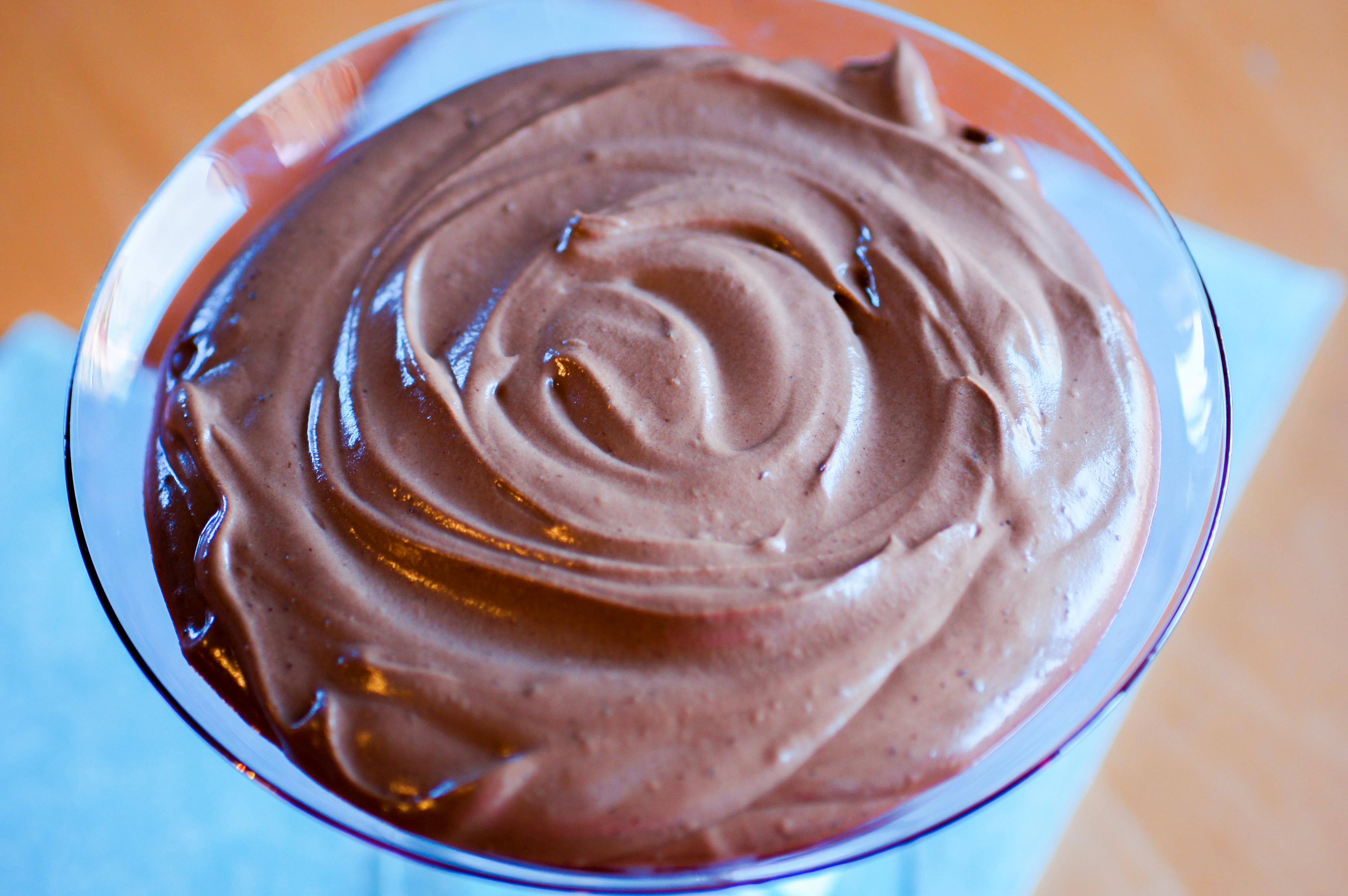 Fordel sjokolademoussen i 4 porsjonsformer eller i en større serveringsskål. Sett den i kjøleskapet i et par timer til moussen har stivnet.