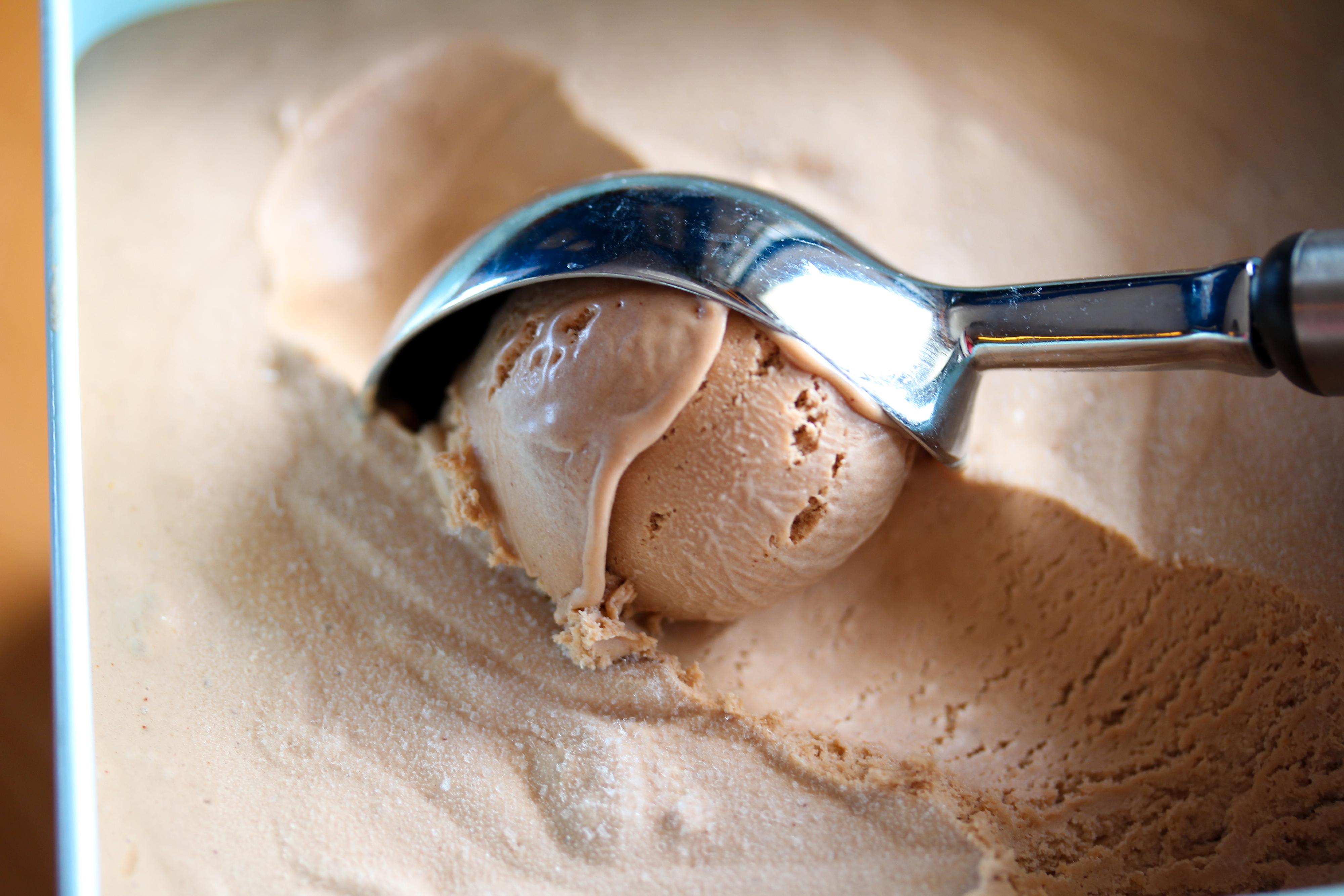 Ta den fryste isen ut av fryseren ca 20 minutter før servering, så isen tiner nok til at du kan lage iskremkuler. Imens kan du lage klar pyntede iskremkjeks.