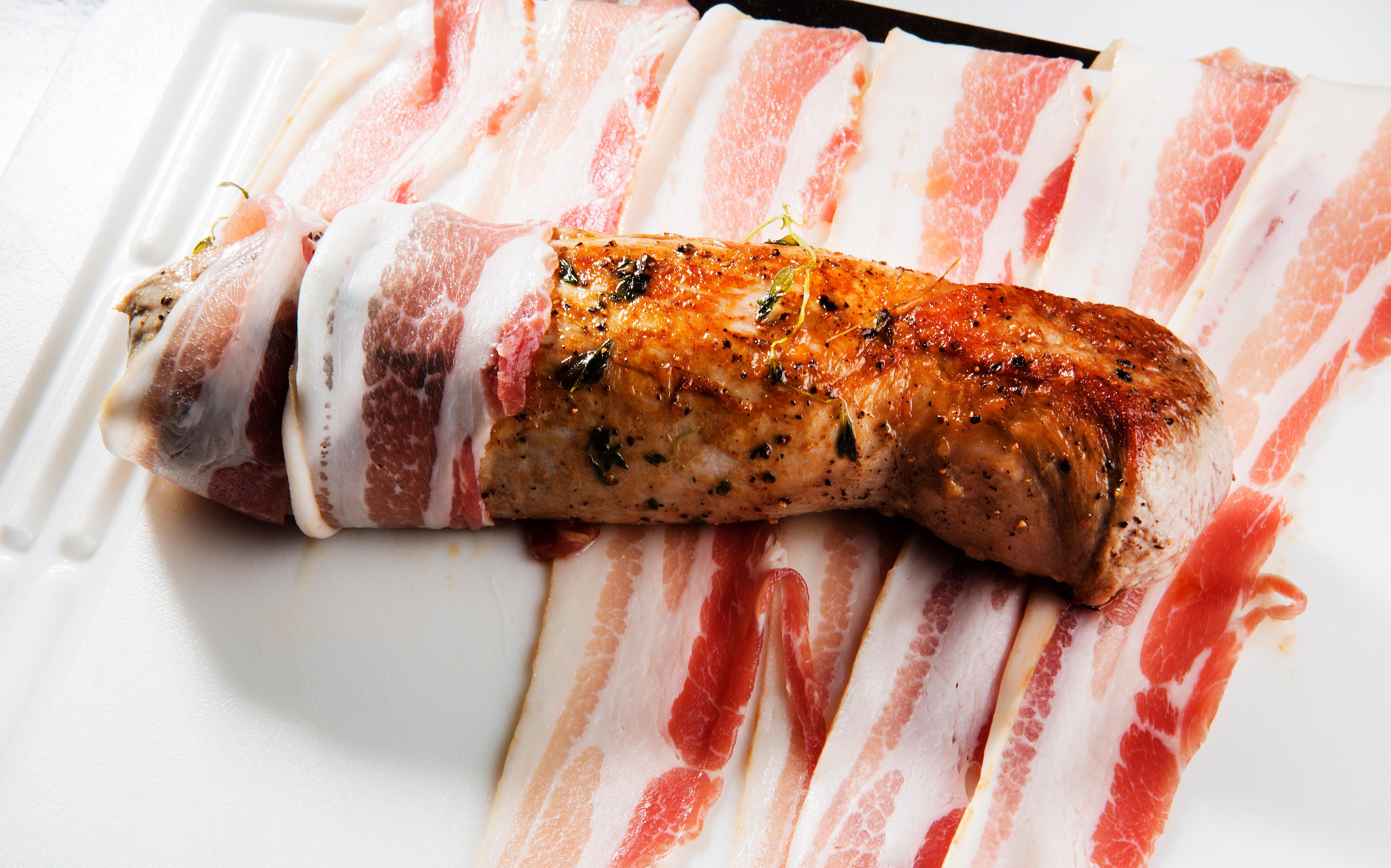 Legg et lag bacon på skjærefjølen og pakk inn filten. Etterstek i ovnen på 200 grader i ca. 20 min. La fileten hvile i ca. 10 minutter før den serveres med omeletten. Strø over frisk bladpersille og grønne oliven.