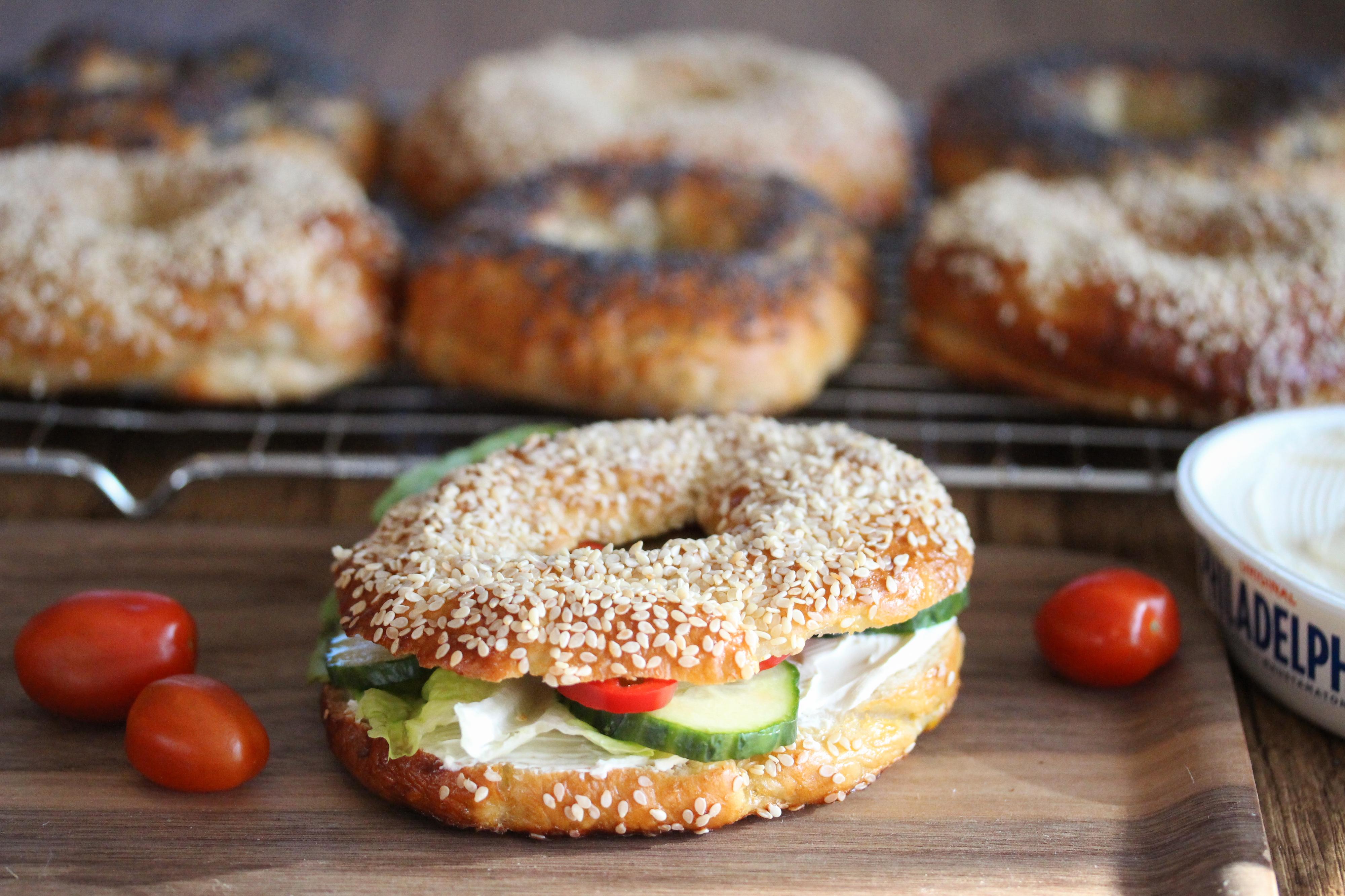 Pensle over bagelsene med sammenpisket egg og dryss på sesamfrø og valmuefrø (kan sløyfes). Stek bagelsene midt i ovnen ved 220°C i 15-20 minutter til de er gylne og gjennomstekte.
