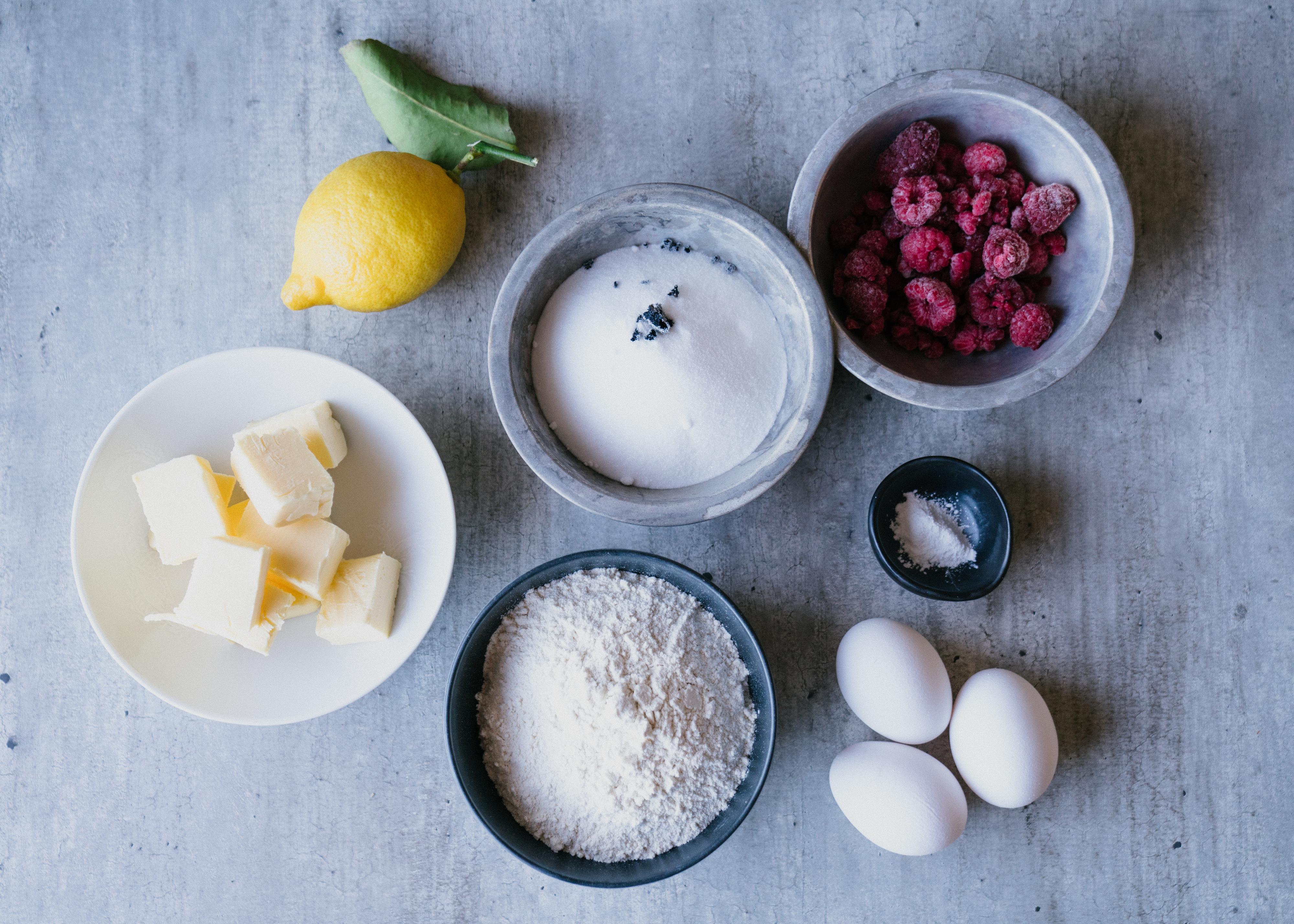 Visp smør, sukker og frøene fra vaniljestangen lyst og luftig. Visp inn eggene, ett om gangen. Visp godt mellom hvert egg du tilsetter. Stopp maskinen og skrap ned langs med sidene i bollen noen ganger underveis i slik at alt blir godt blandet. 