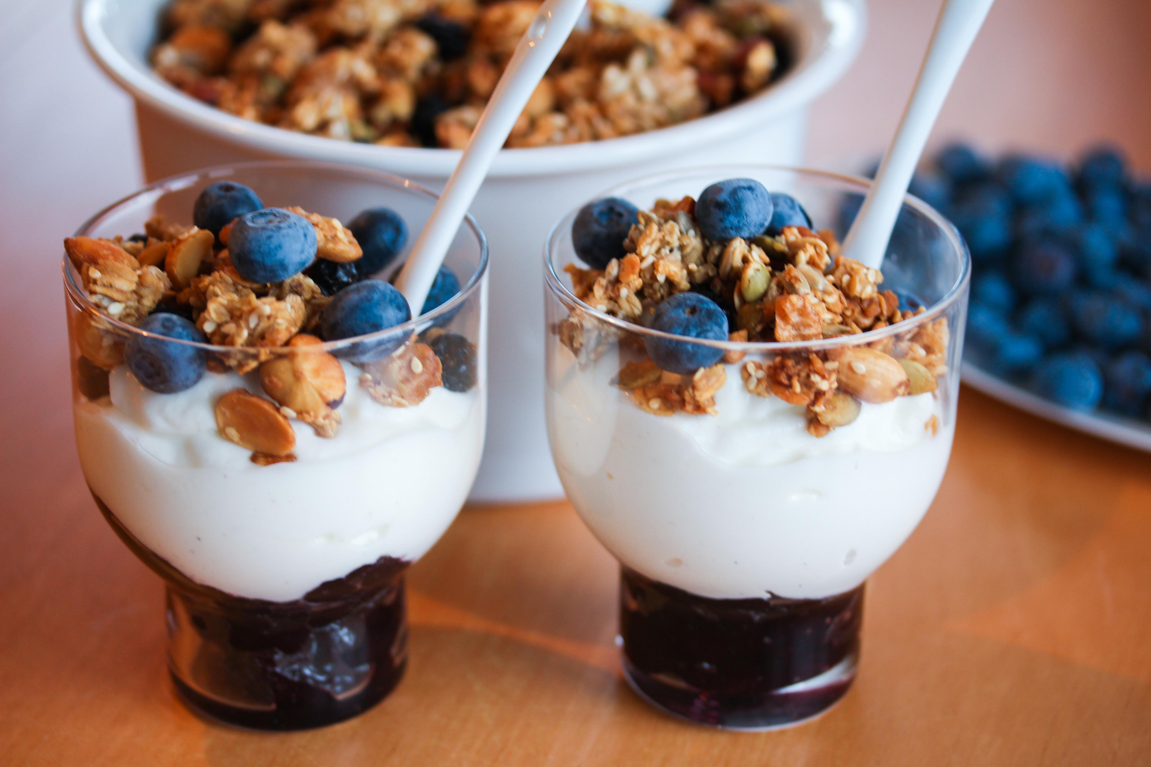 Yoghurt med granola, blåbær og vanilje