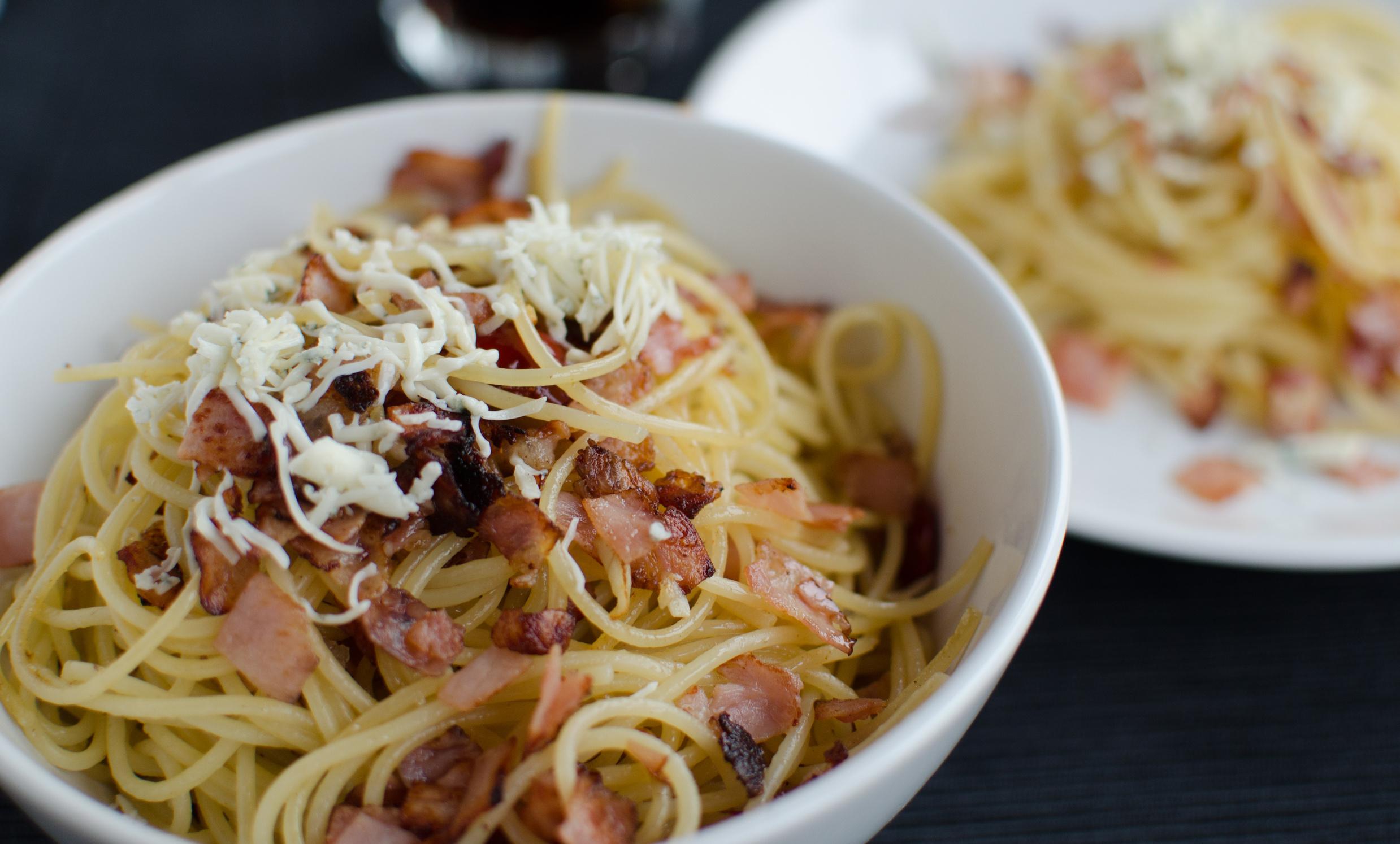 Spaghetti med pancetta og kastanjer