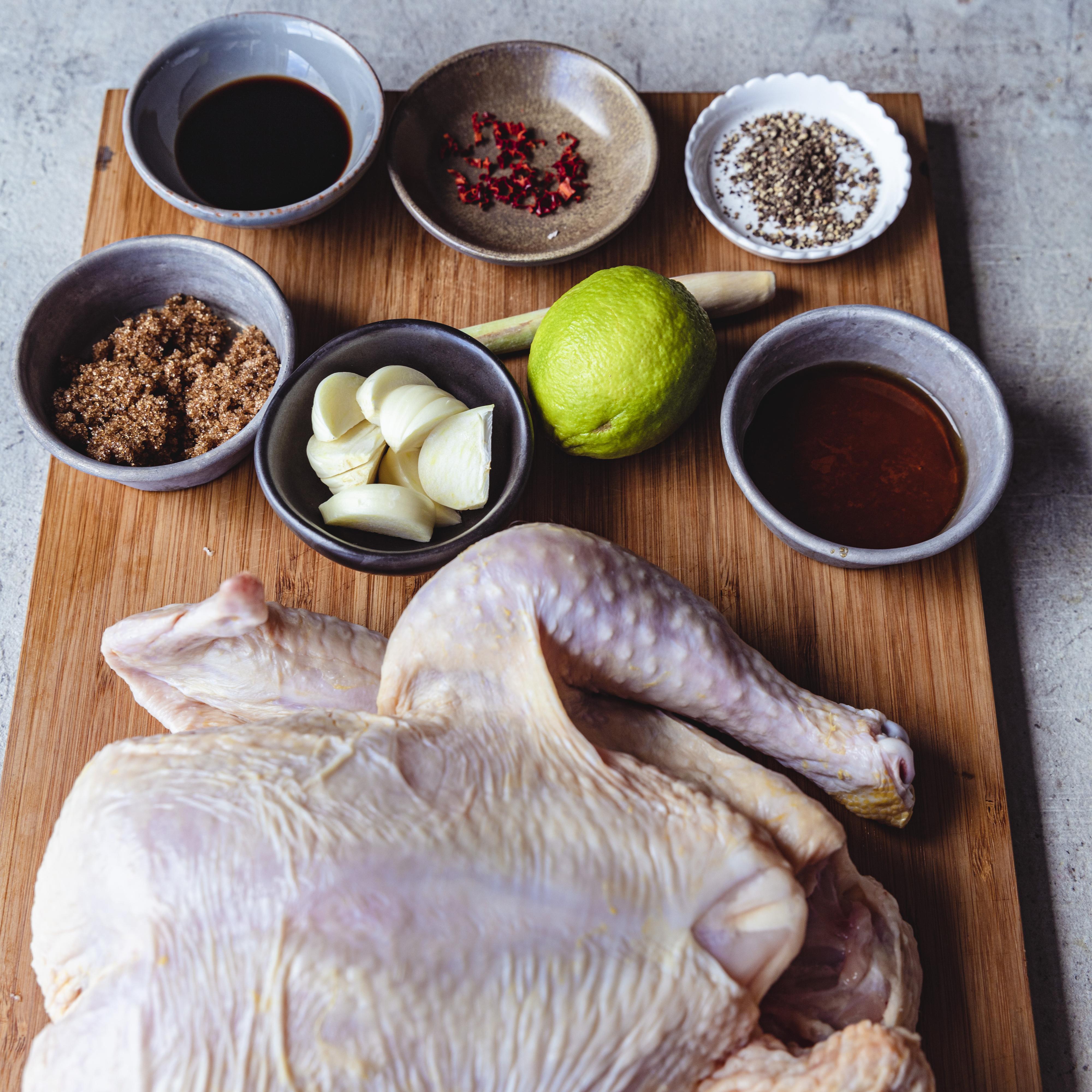 Fjern de ytterste harde bladene på det ene sitrongresset og hakk den myke kjernen. Bruk en stavmikser (eller hurtigmikser) og kjør hakket sitrongress sammen med sukker, fiskesaus, soyasaus, limesaft, hakket hvitløk, pepper og en klype tørket chili til en jevn tykk marinade. 
