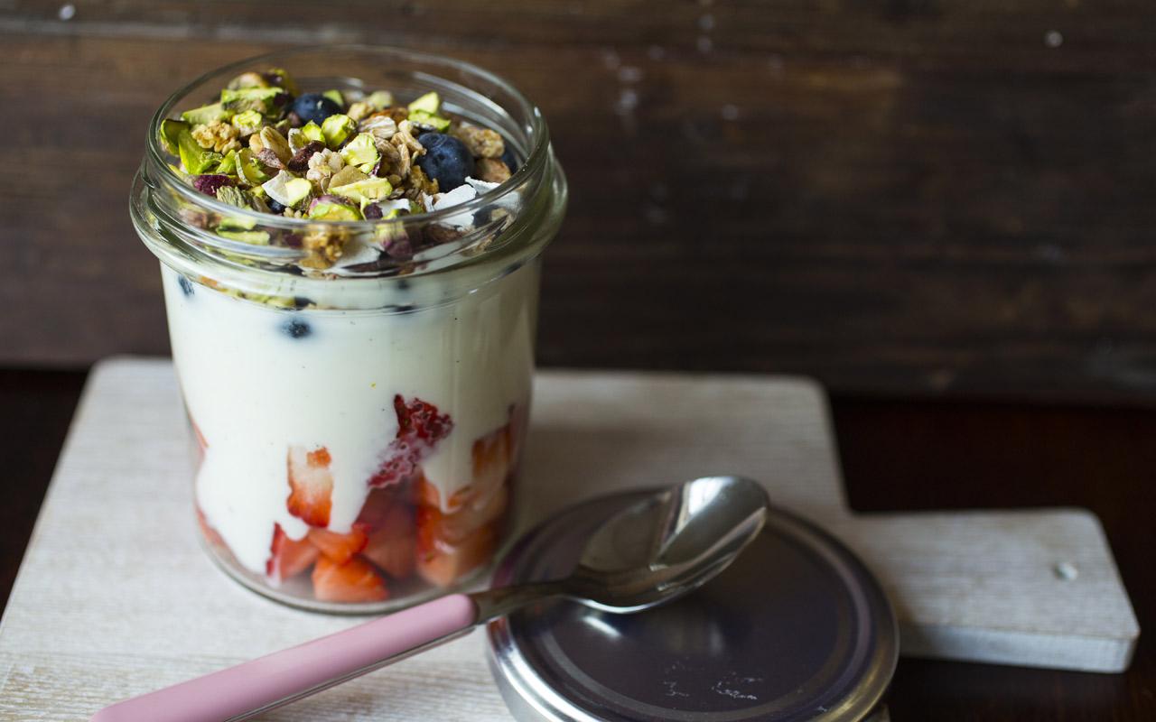 Bær, yoghurt og granola med pistasj på glass