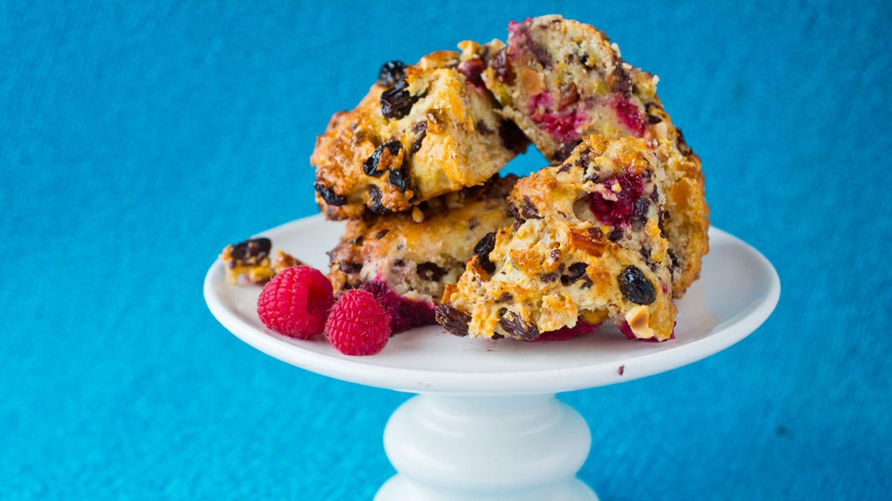 Saftige scones med bær og nøtter