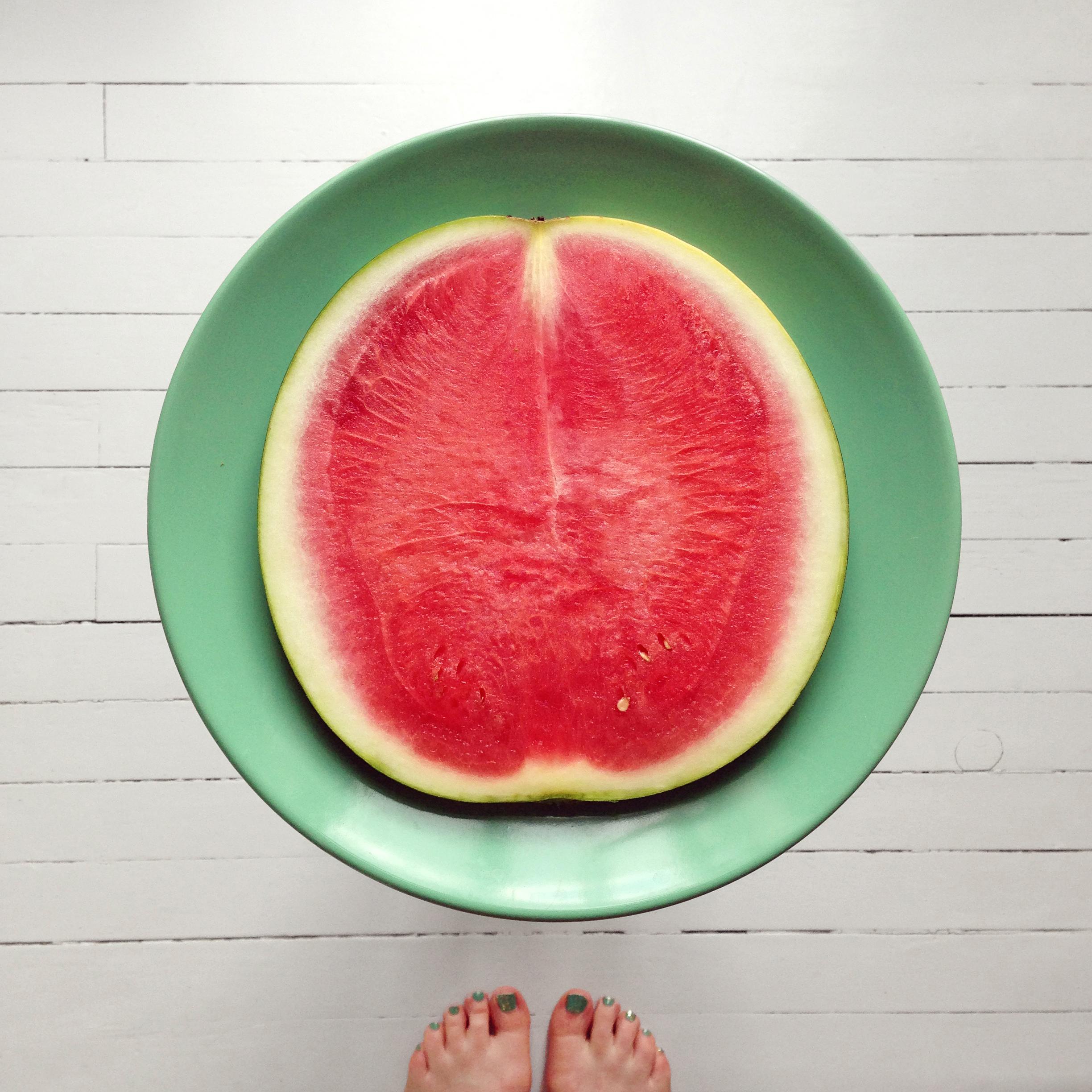 Skjær en ca, 1 cm tykk skive av saftig vannmelon.