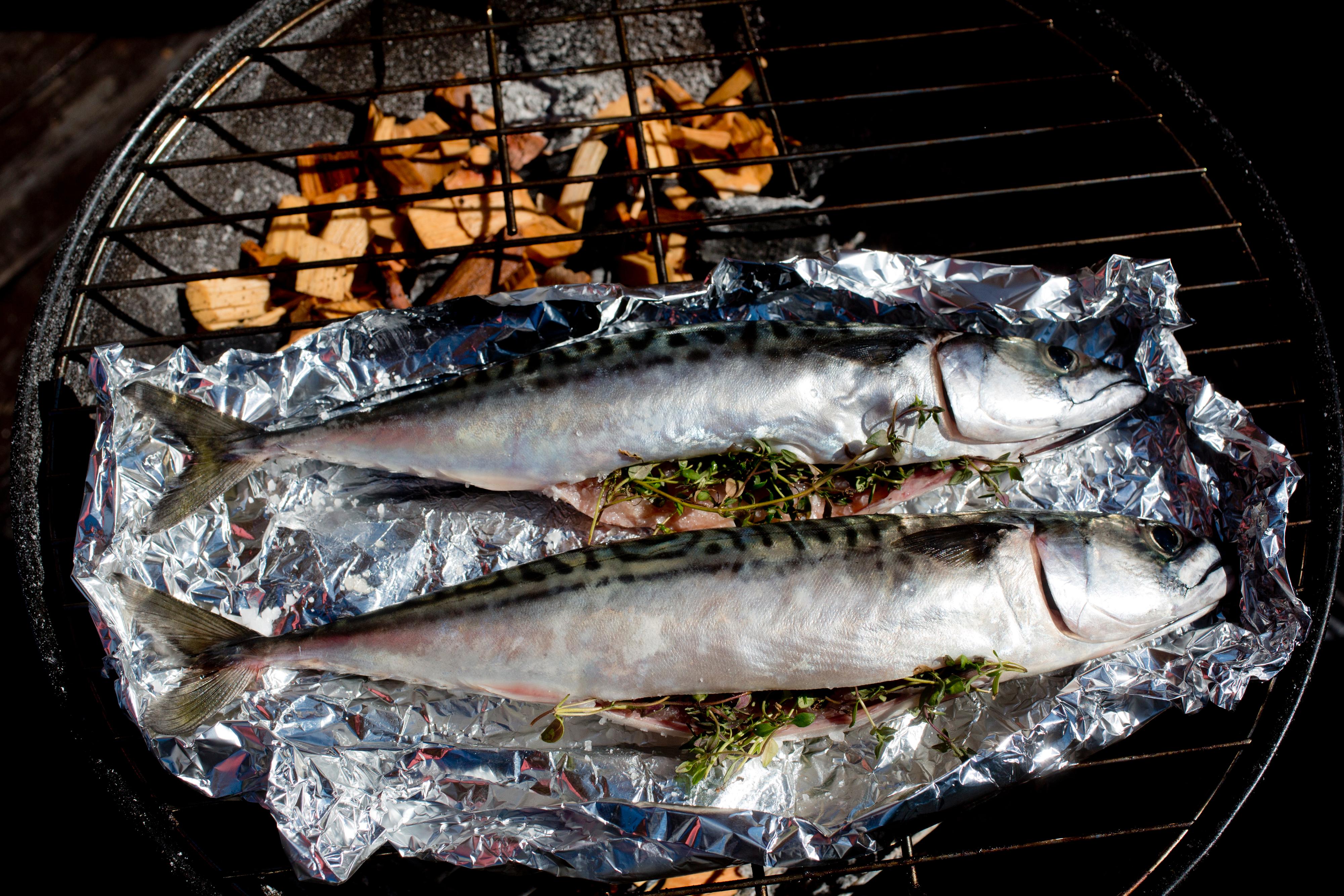 Dekk til med et tett lokk og la makrellen ligge i ca. 35 minutter, litt avhengig av varmen og størrelsen på fisken. Er grillen litt for varm blir fisken tidligere ferdig og motsatt. Sjekk om fiskekjøttet løsner fra bena, da er den klar.