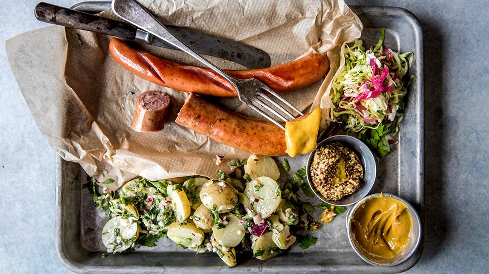 Bratwurst i ølbad med potetsalat og sommerkål