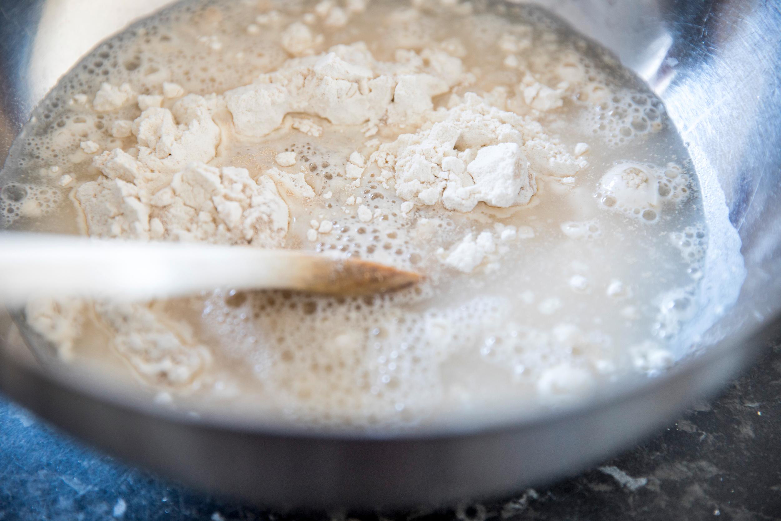 Tilsett vann. Bruk ordentlig varmt, men ikke kokende vann for rundstykker som skal bakes ut etter tre timer. Bruk kaldt vann hvis du vil la deigen heve over natten, slik at rundstykkene er klare for utbaking og steking til frokost.