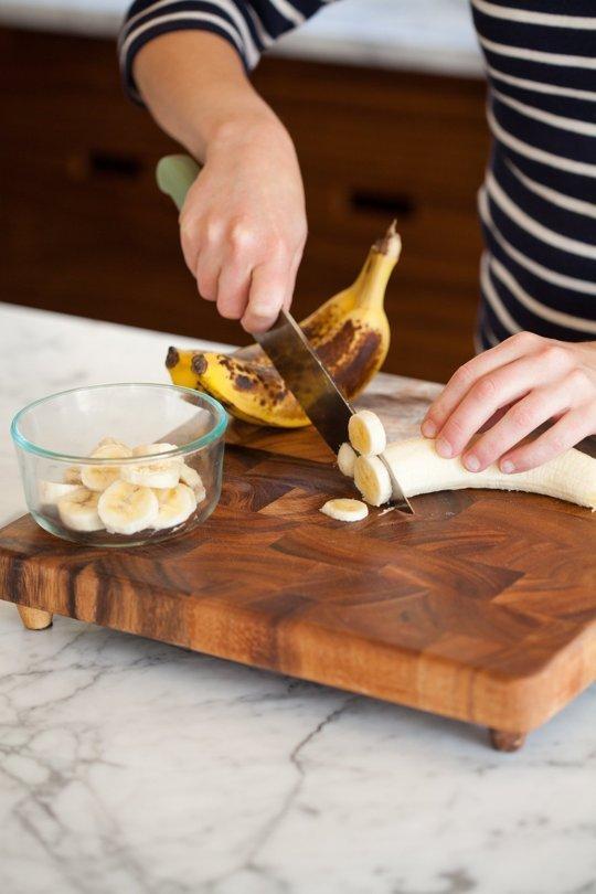 Skrell de søte og myke bananene før du kutter de opp i mindre biter.