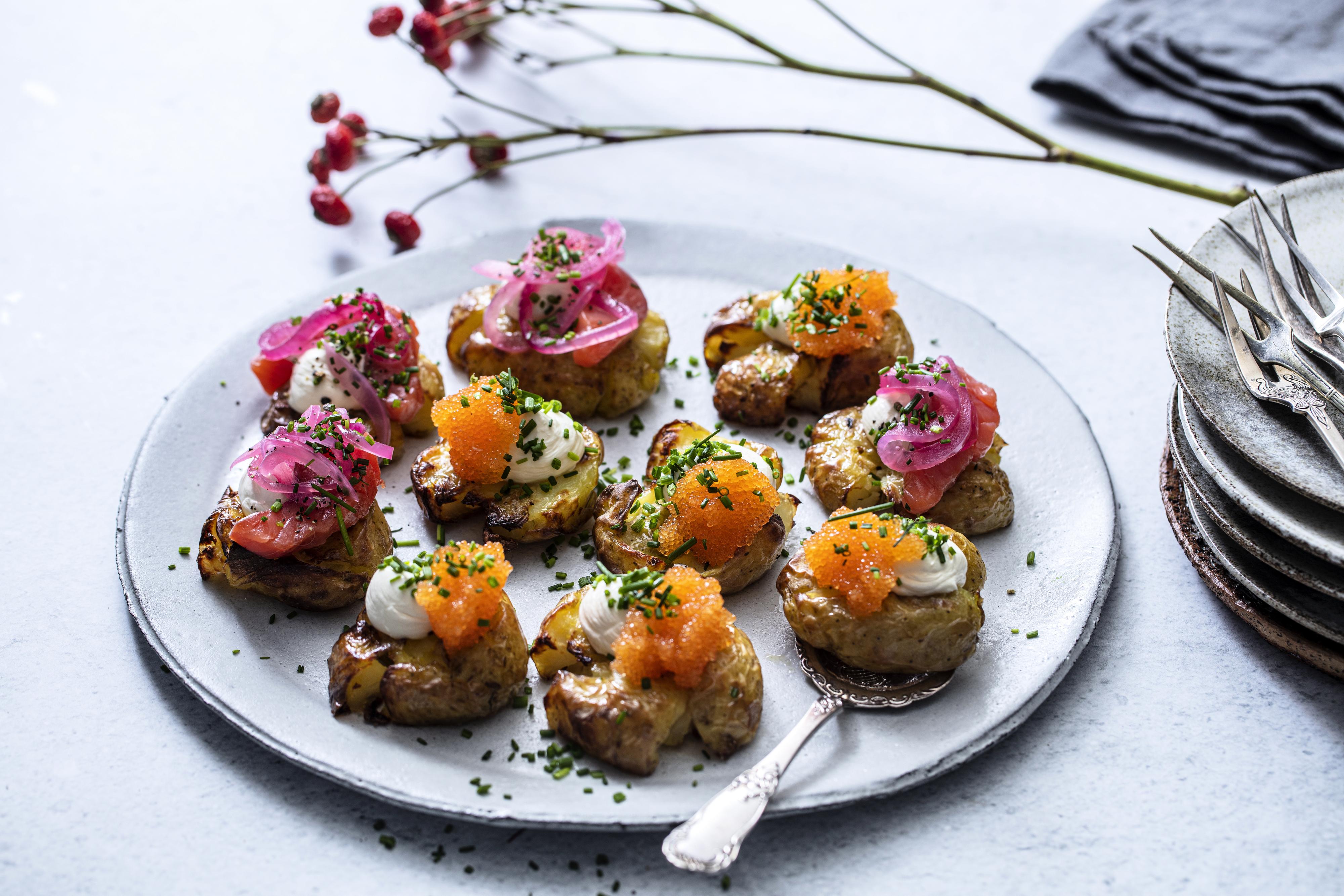Stekte «knuste» poteter med rogn og rakfisk