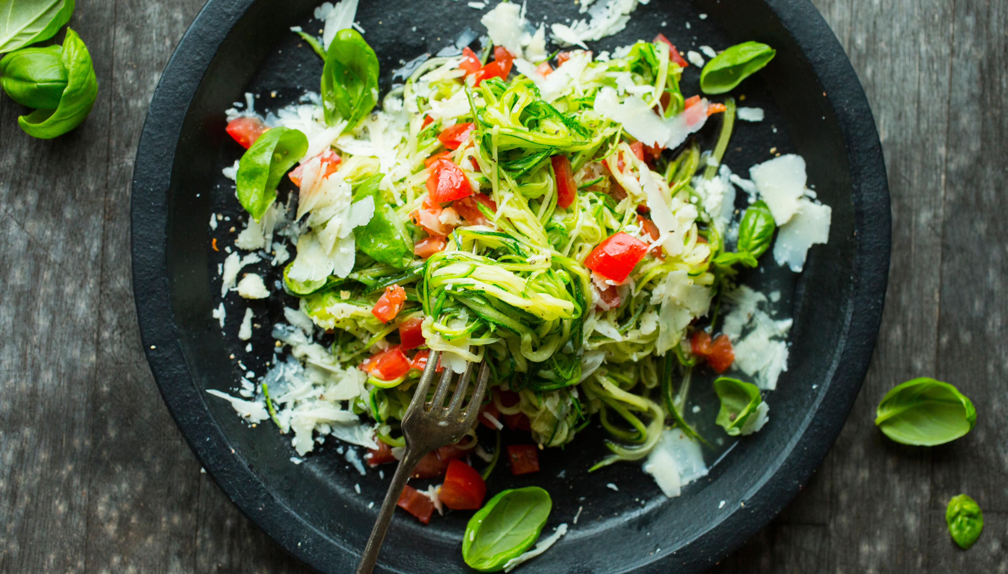 Squashgetti med tomat, basilikum og parmesan