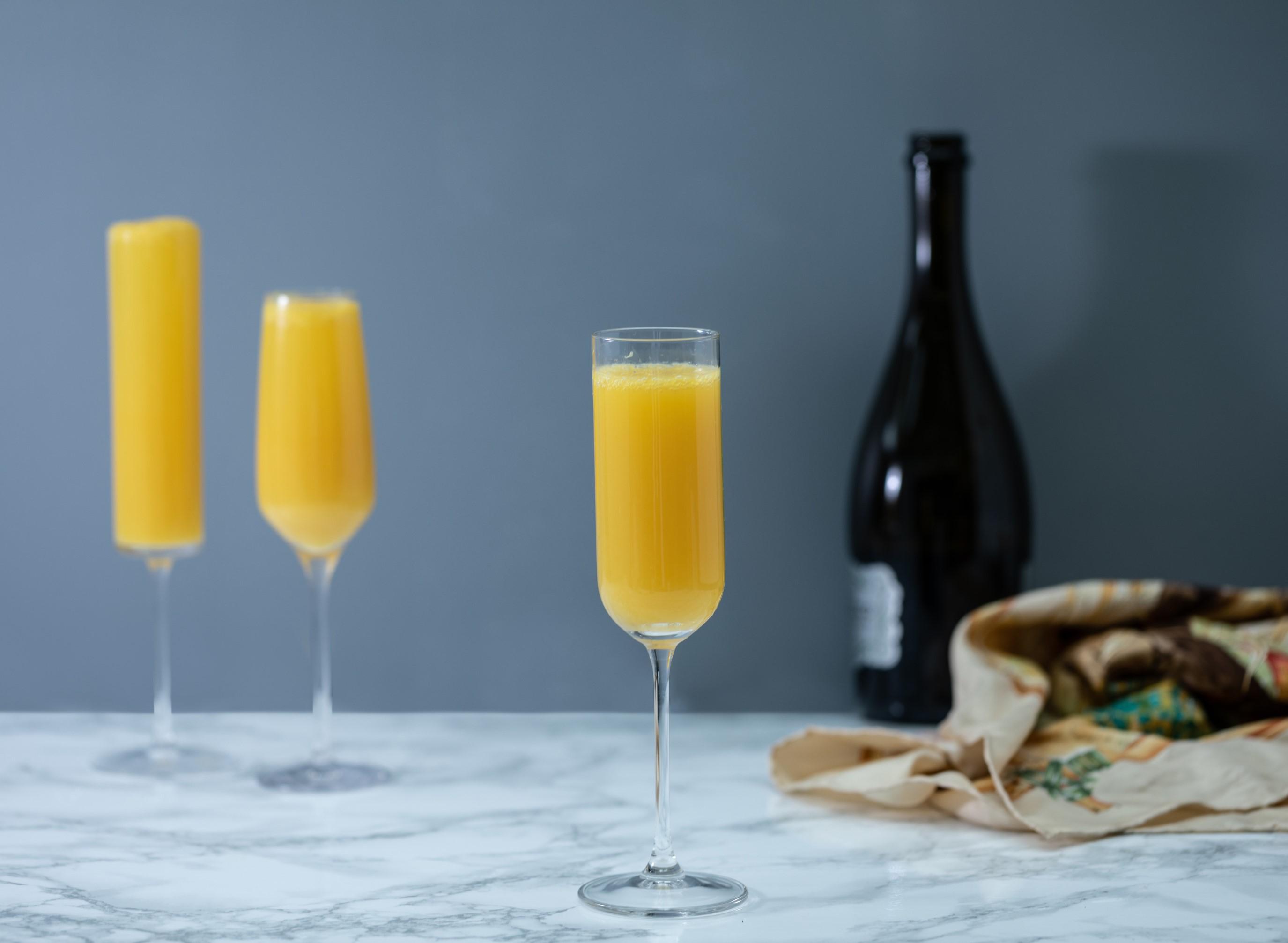Hell først appelsinjuice i et høyt champagneglass. Topp deretter med musserende vin. Server straks!