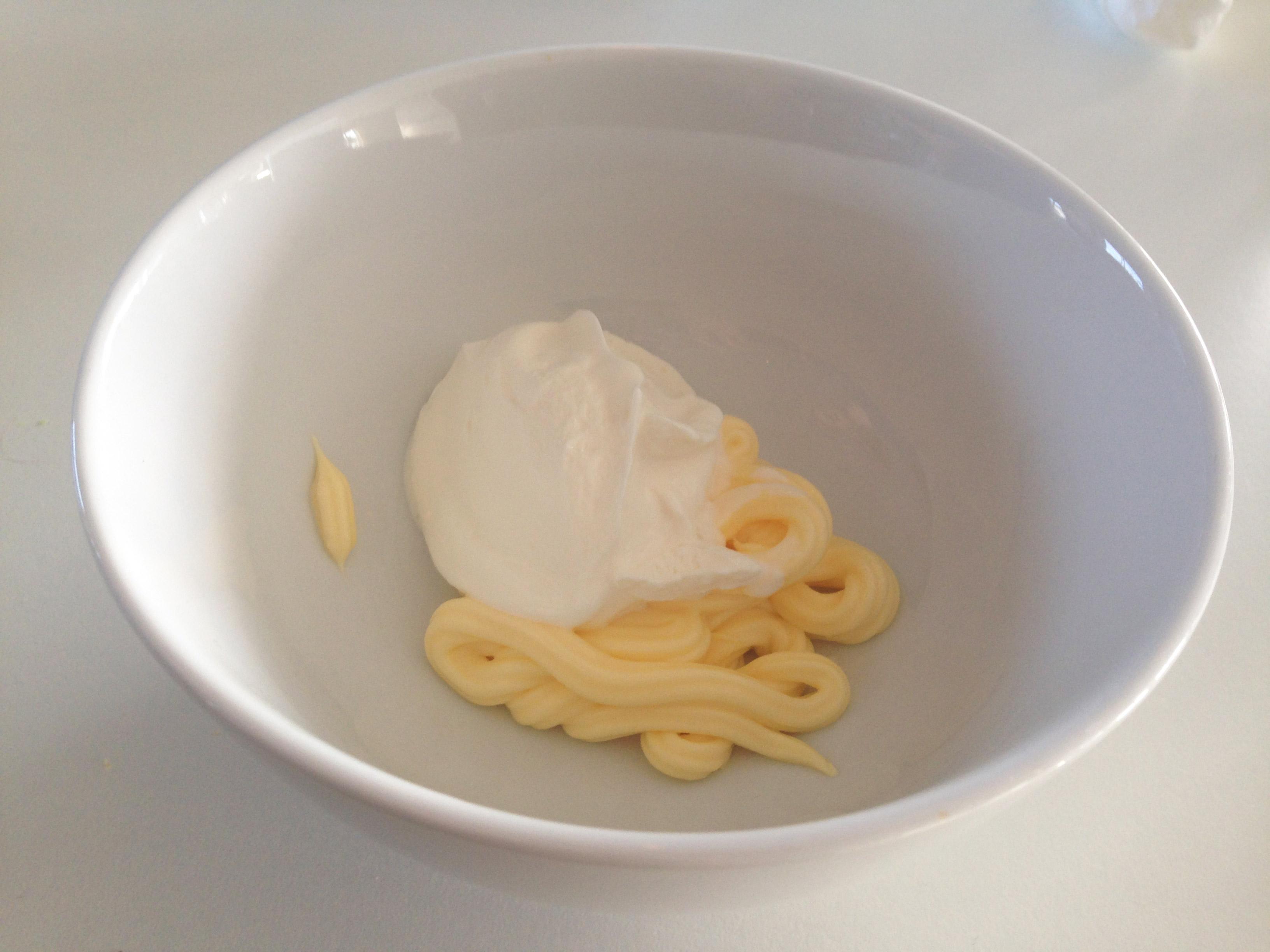 Rør sammen majones og crème fraîche. Kutt cherrytomatene i mindre biter og skyll salatbladene.