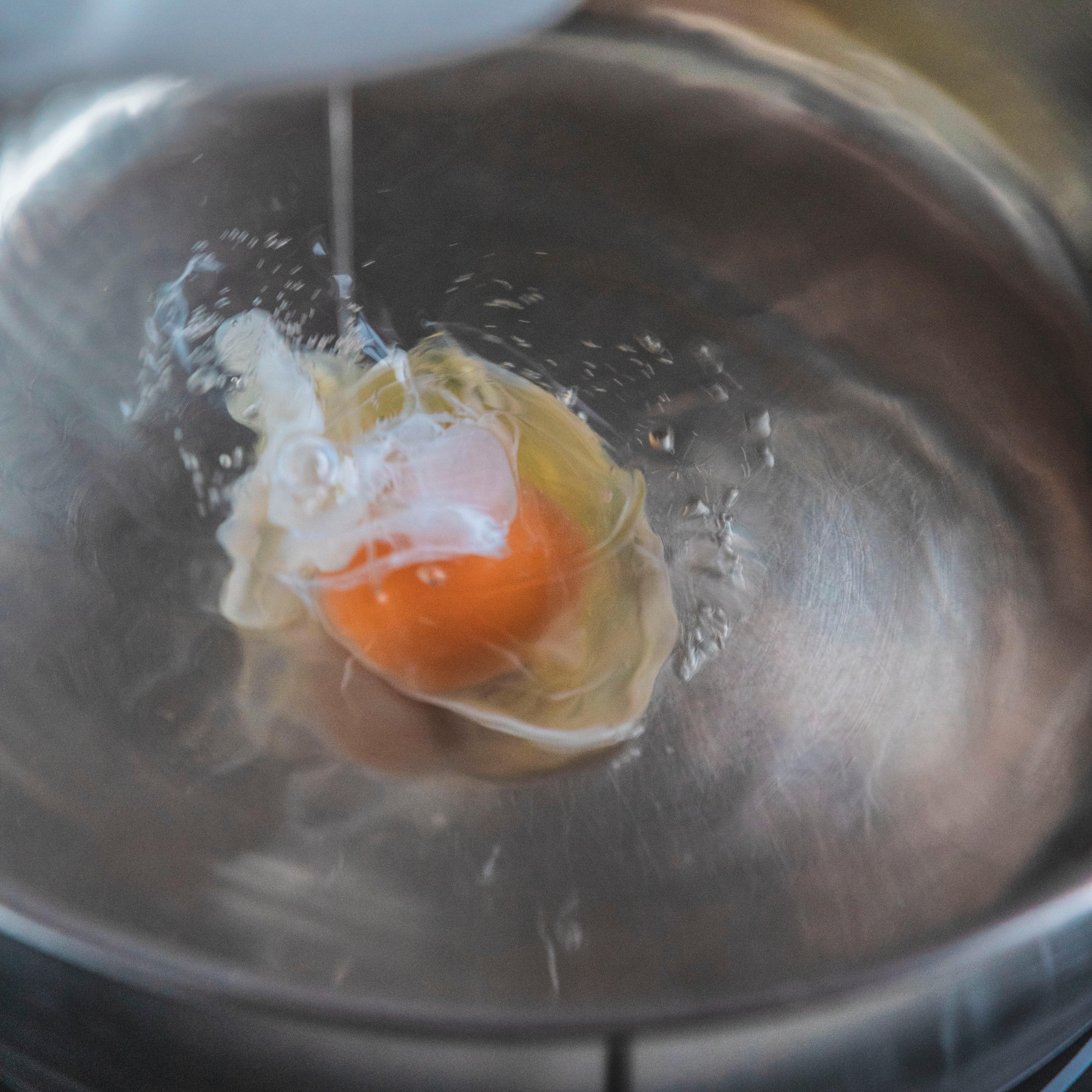 Hell i egget forsiktig (prøv eventuelt å samle hviten rundt plommen hvis den flyter litt utover) og la egget posjere i 3-4 minutter. Plommen skal være flytende og hviten fast.