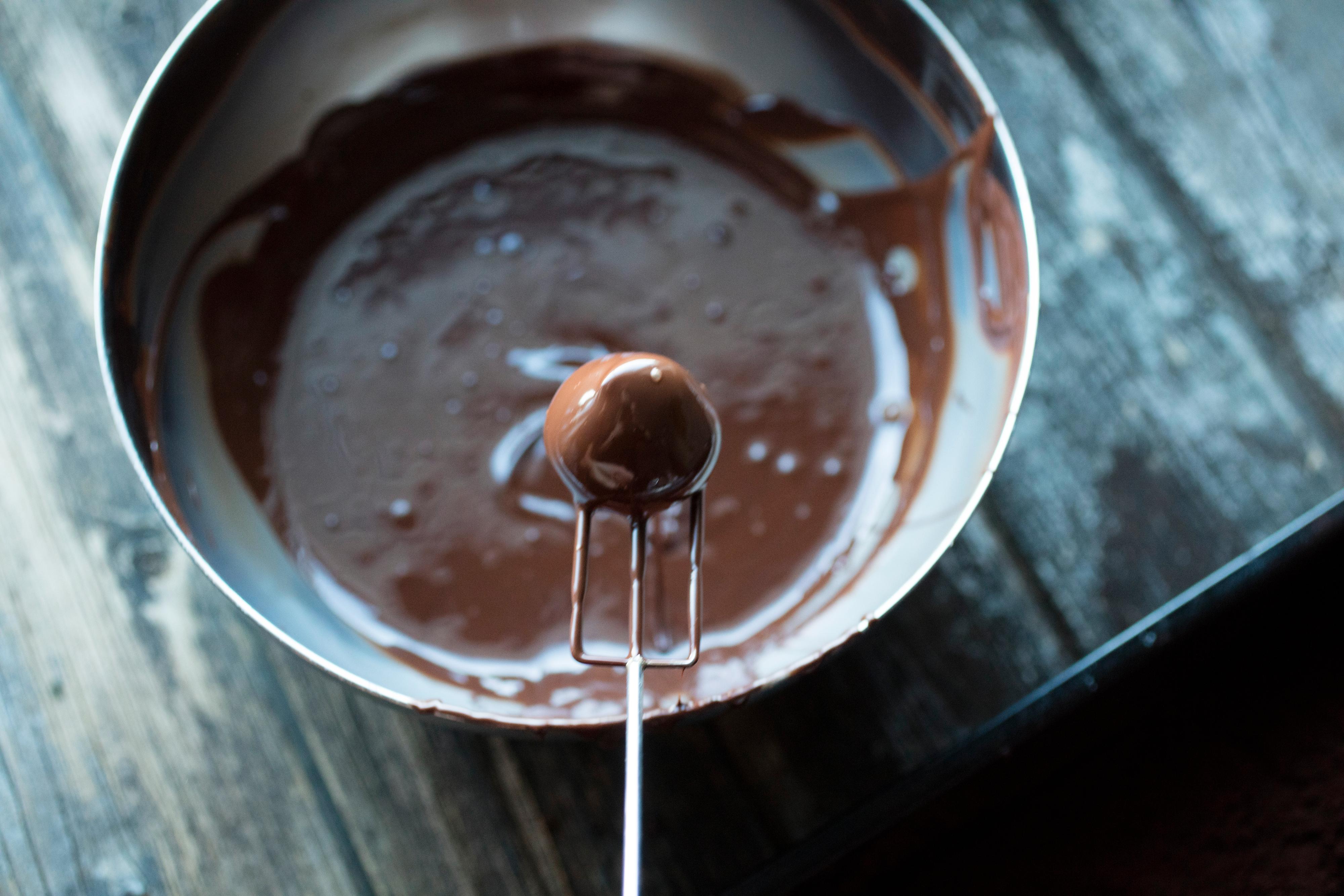 La sjokoladetrøflene bli skikkelig kalde før du dypper trøflene (noen få om gangen) i smeltet sjokolade.