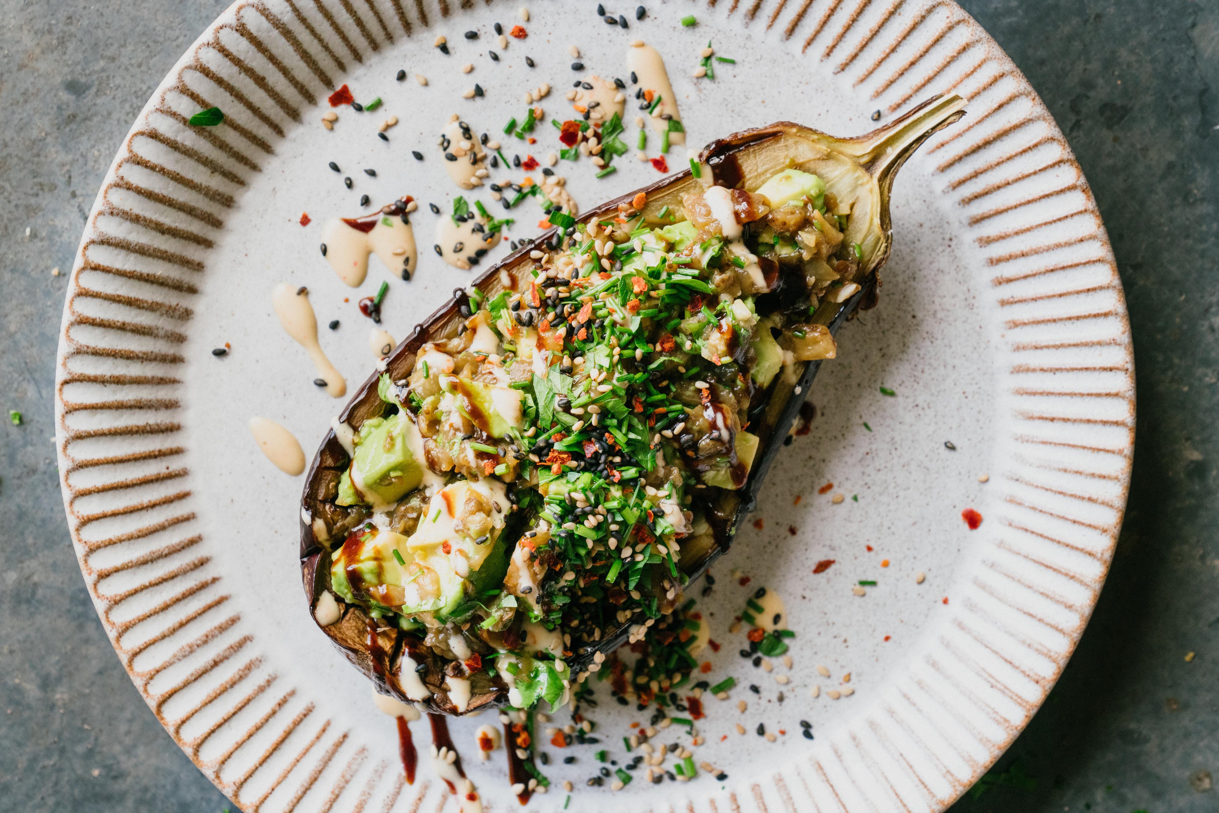 En bakt aubergine med fyll.