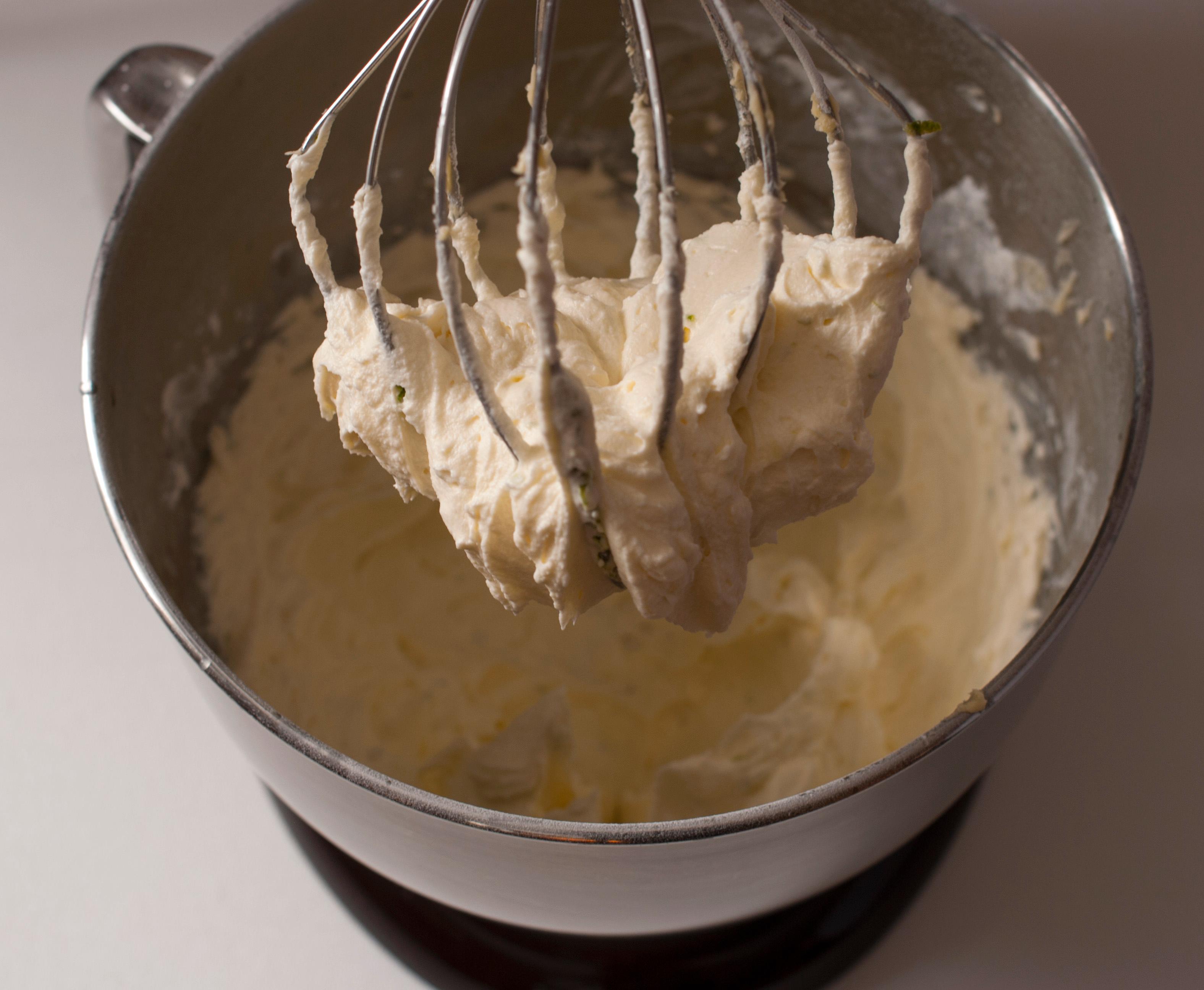 Lag ostekrem ved å vispe smør i en kjøkkenmaskin til det blir lyst og luftig. Tilsett melis og fortsett å vispe i omtrent fem minutter til en luftig krem. Tilsett kremost, limesaft- og skall og visp til det blir en glatt og luftig krem.
