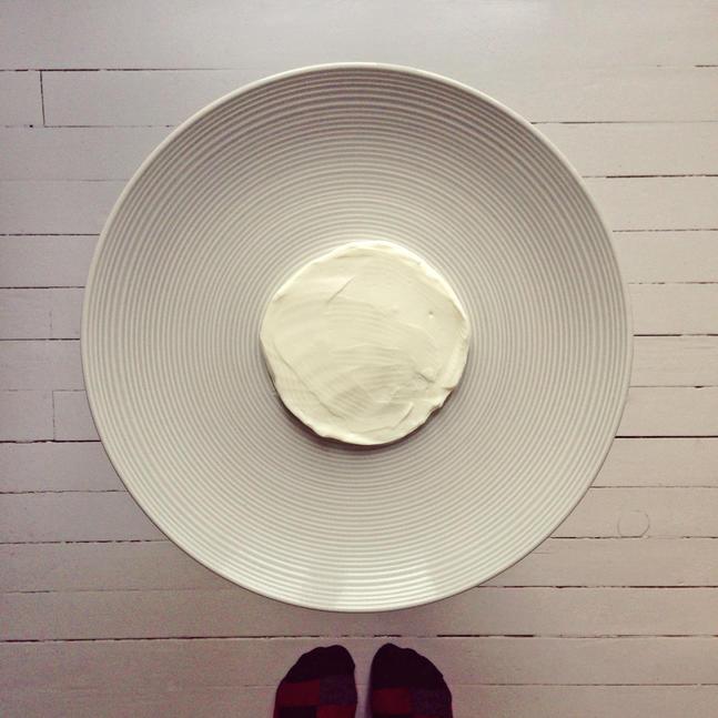Steg 3: Legg en stor klatt gresk yoghurt eller skyr på en tallerken, og bre utover som en sirkel.