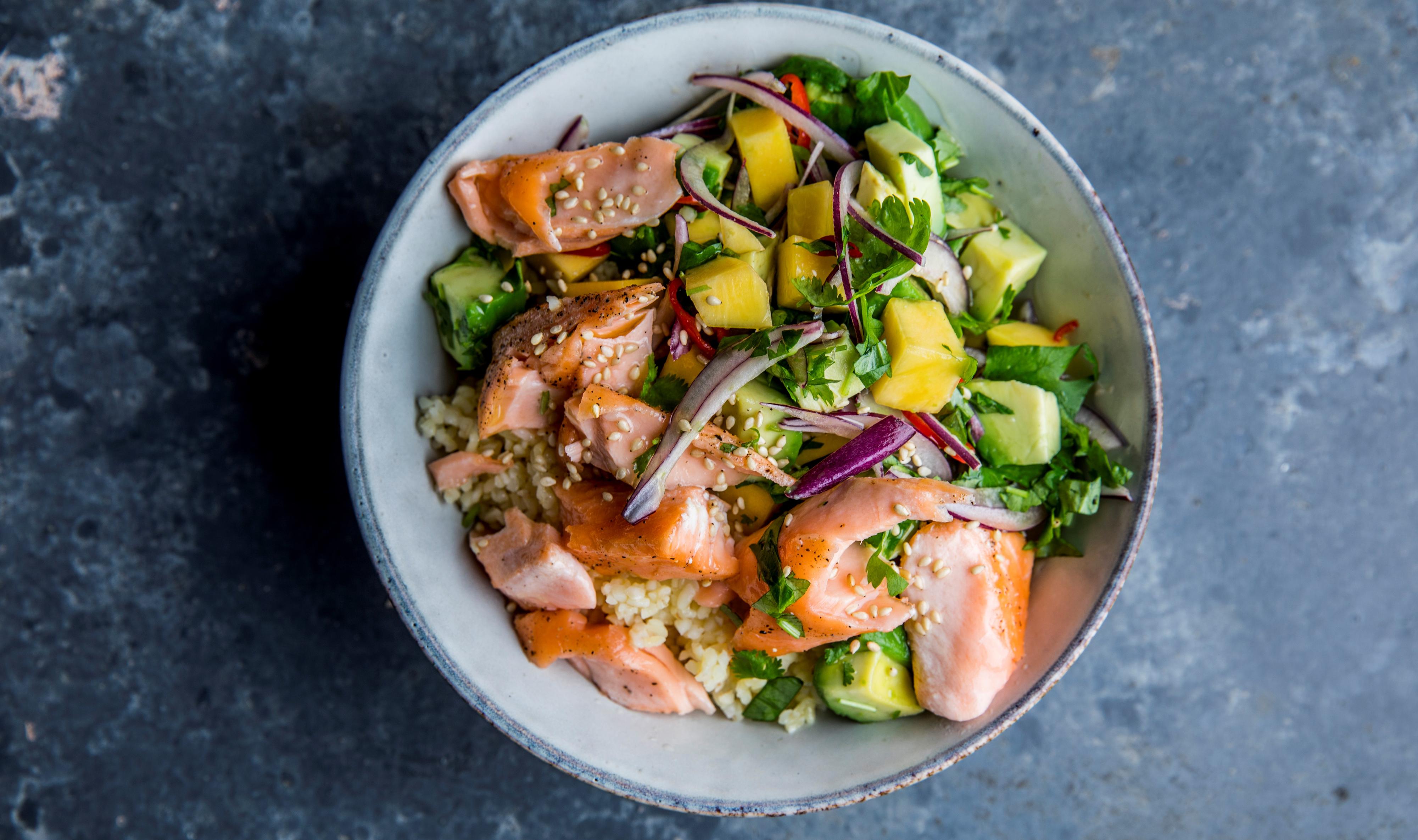 Fristende poke bowl med laks, mango og granateple