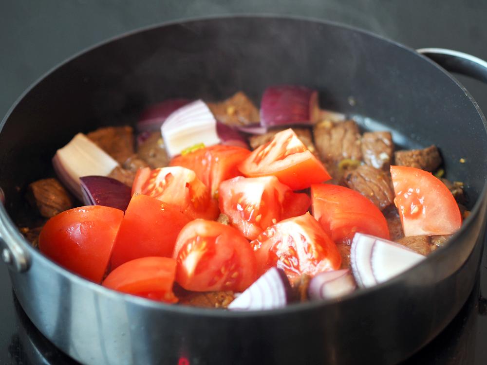 Tilsett tomat, løk og chili og bland det godt sammen. Stek i 1-2 minutter.