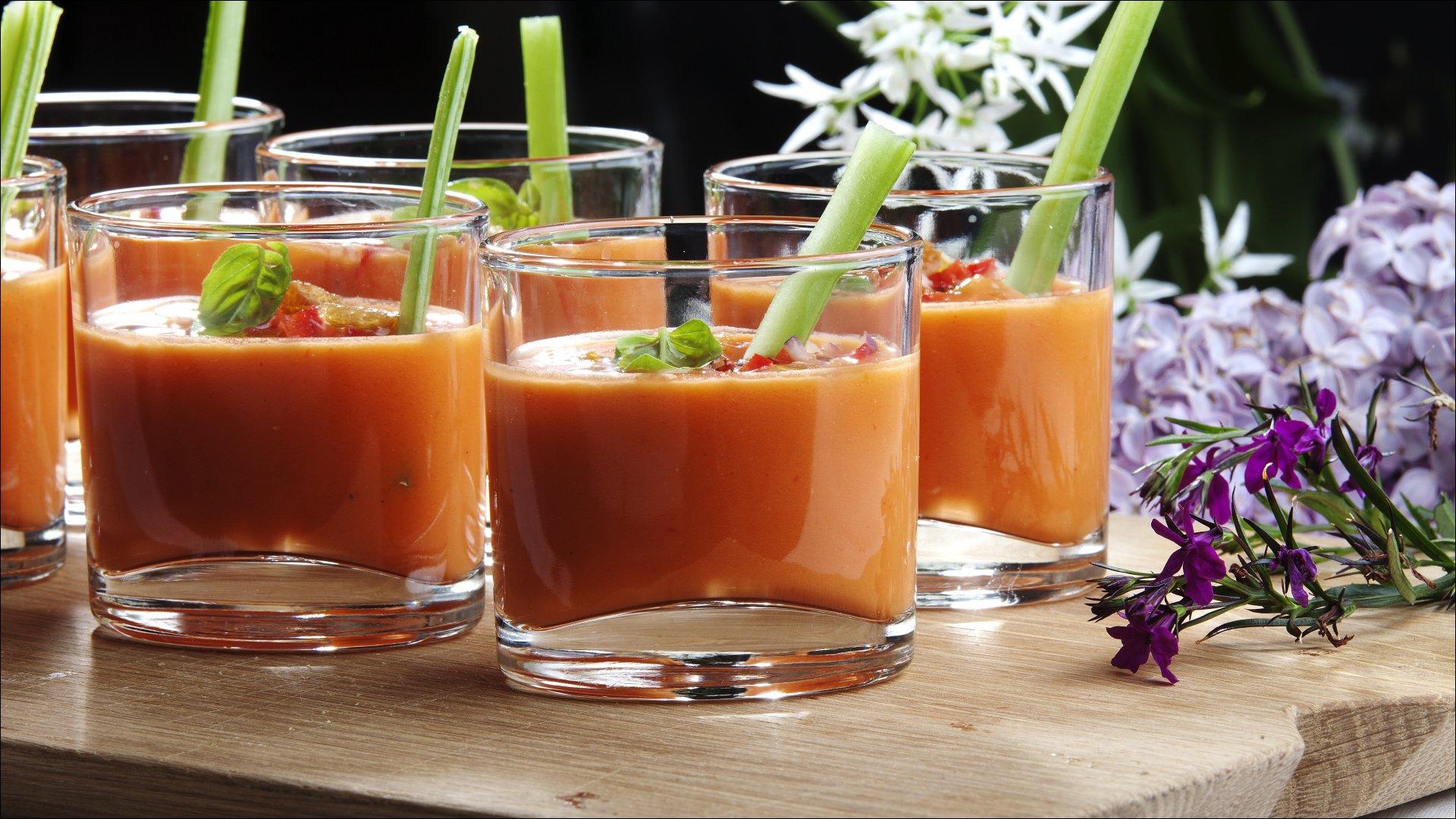 Gazpacho i blanke glass med selleristang