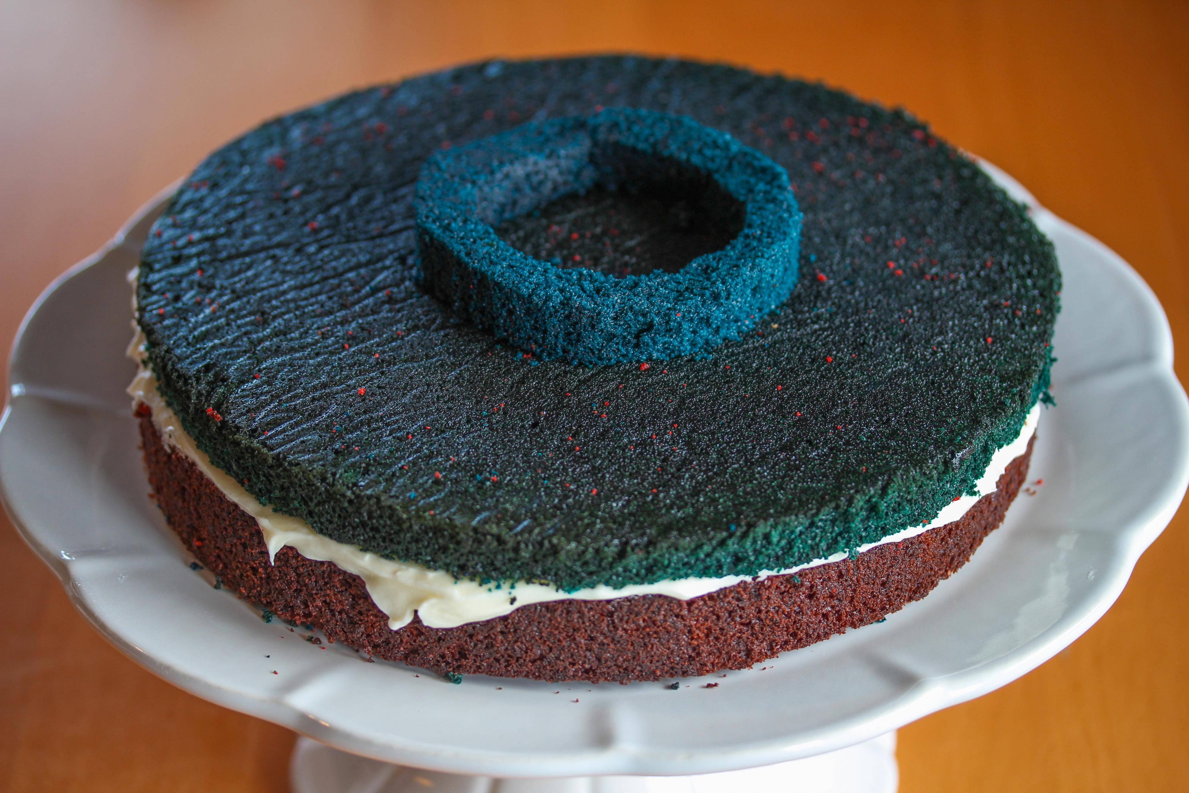 Legg den andre, blå kakesirkelen oppå den blå kakebunnen. Pass på at du treffer midten av kaken.