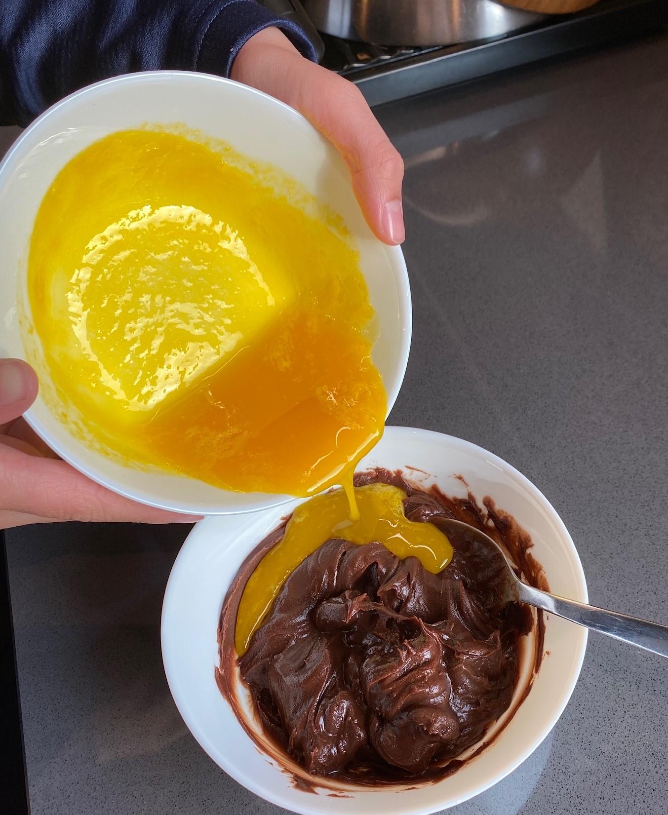 Sjokoladekrem: sjokolade, smør og pulverkaffe varmes og avkjøles til den tykner litt.