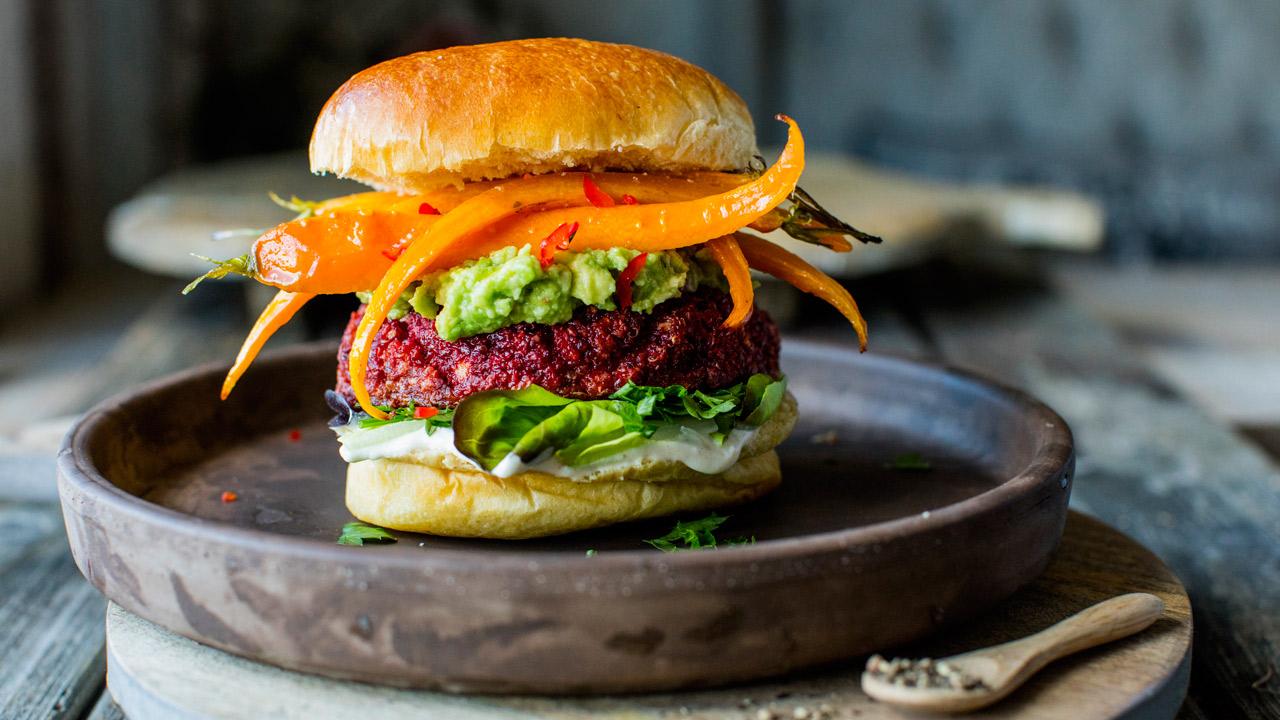 Rødbetburger med avokadokrem