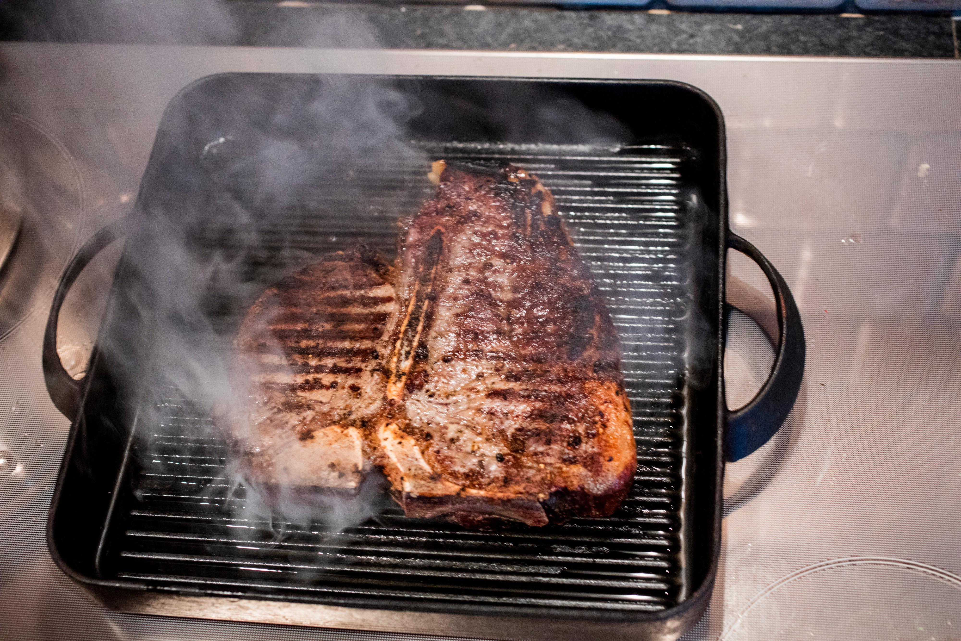 T-bone steak: Gni kjøttet godt inn med salt og kvernet pepper, ev også litt olje. Varm en grillpanne og stek/grill kjøttet over høy varme i 3-5 minutter på hver side, avhengig av tykkelsen på kjøttstykket. Husk at en t-bone steak skal ha en rød kjerne (i hvert fall hvis du spør meg). La kjøttet hvile i 10-15 minutter før servering.