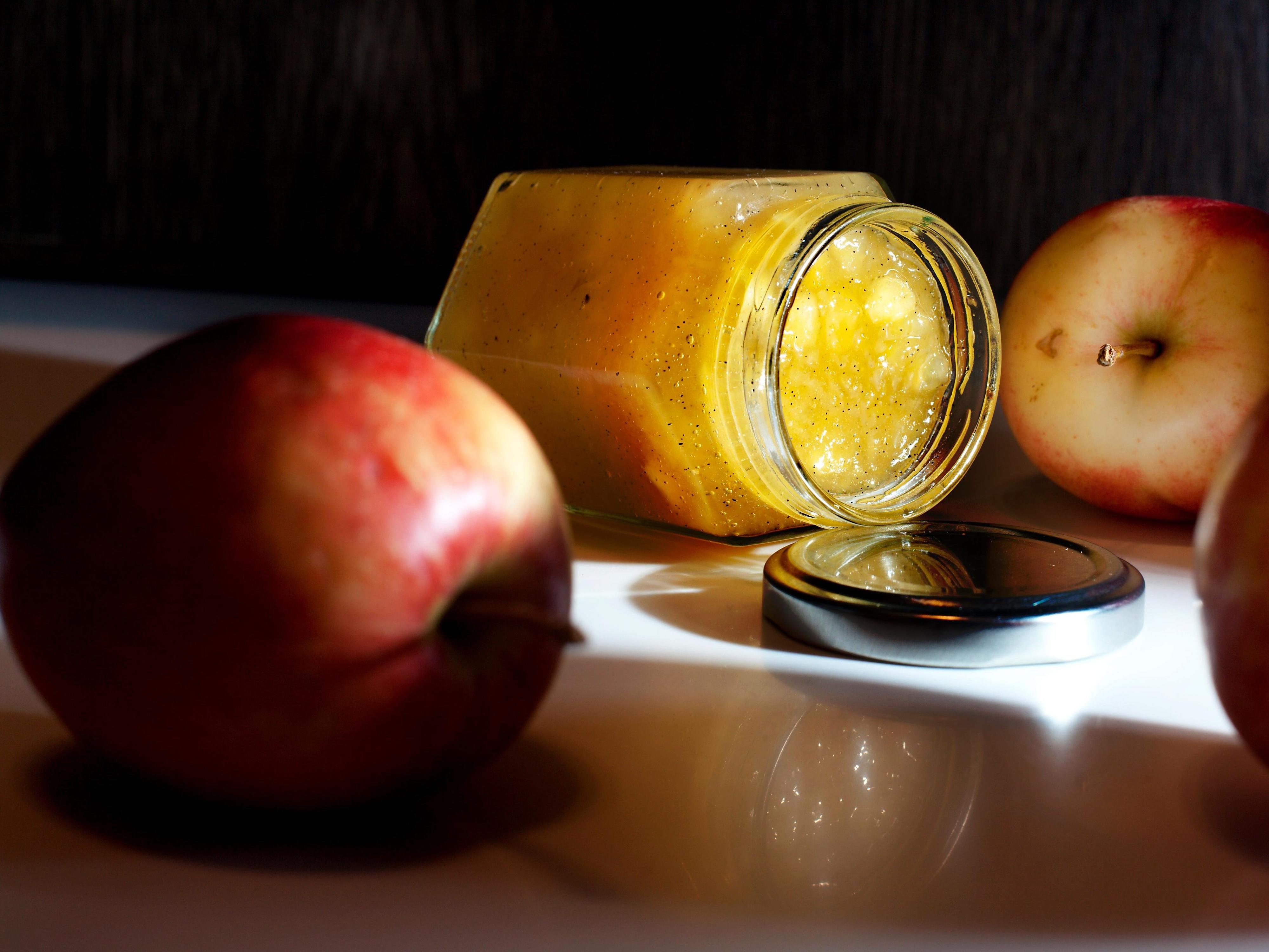 eplesyltetøy på glass og epler