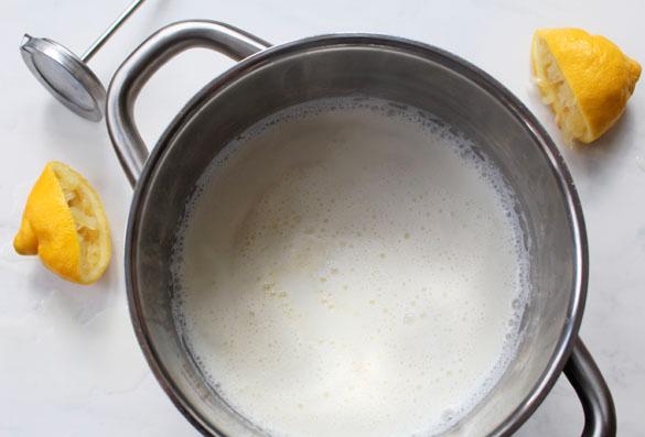 Ta kjelen av platen og klem sitronsaft over melken. Rør rundt og la blandingen stå uten å røre i mellom fem og ti minutter.