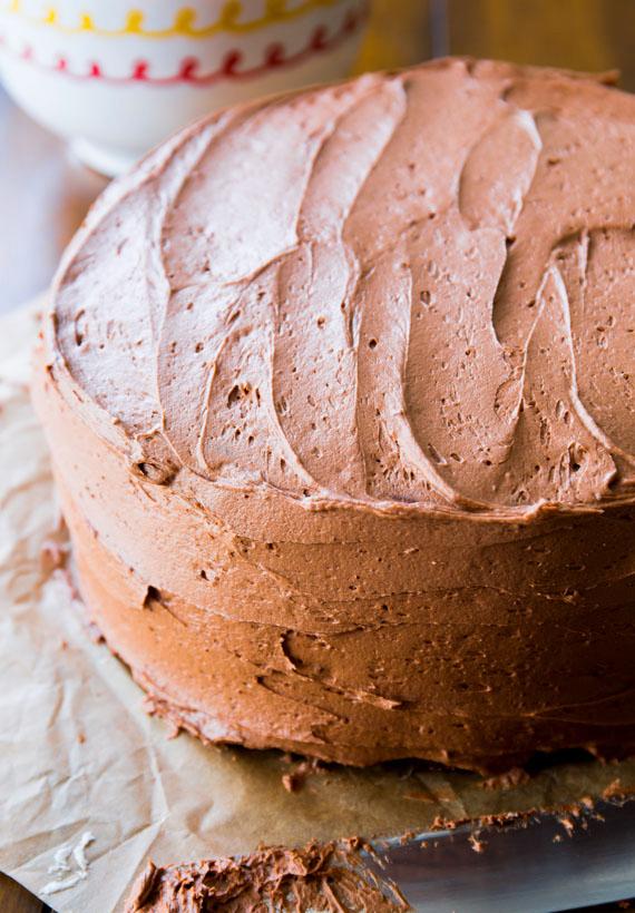 Når kakene er avkjølt, kan du sette dem sammen. Legg en av kakene på et kakefat med oreo-kjeksene ned. 