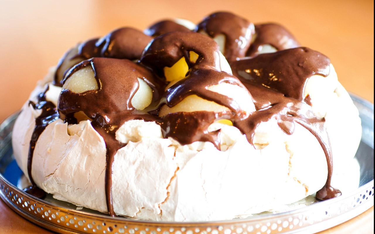 Pavlova med pære og sjokolade
