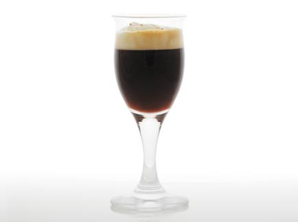 Irish coffee i drinkglass med stett