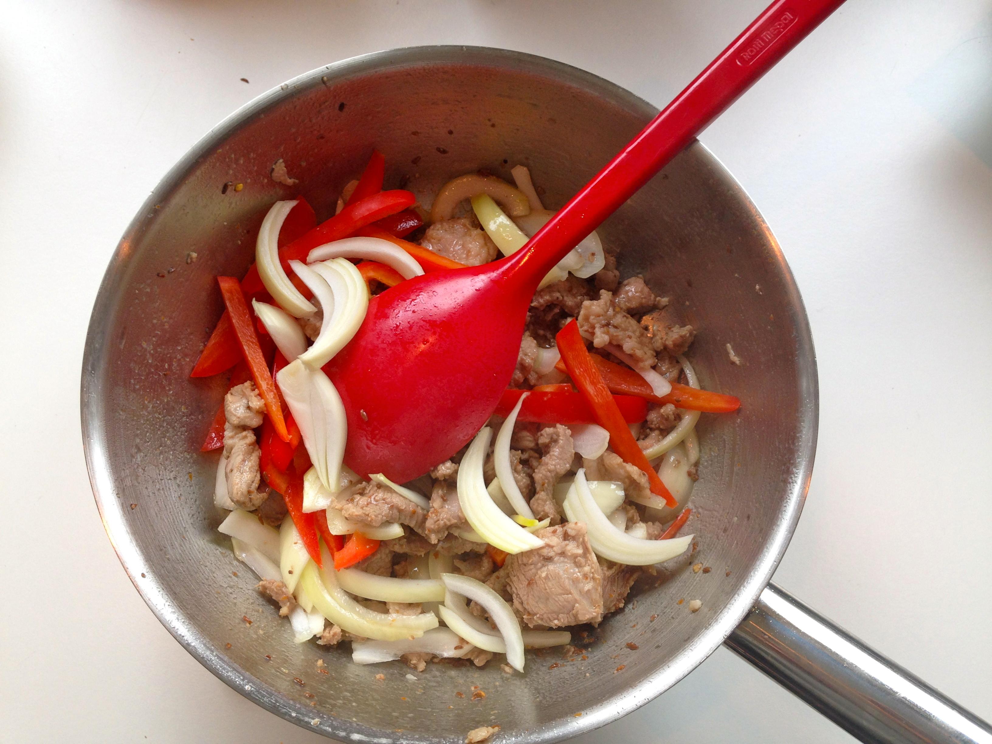Stek kjøttet i en panne. Kutt løk og paprika og bland det sammen med kjøttet.