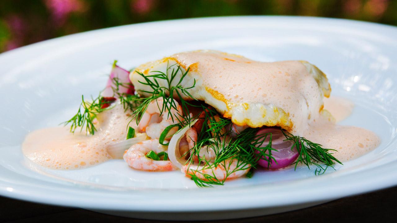 Piggvar med reker, kantareller, fine grønnsaker og rekeskum