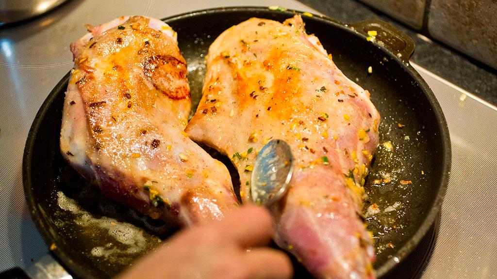 Stek kjøttet i ovnen  i ca. 1 ½ – 2 timer, eller til kjernetemperaturen er ca. 60 grader. La kjøttet hvile i 15–20 minutter før du skjærer i det.