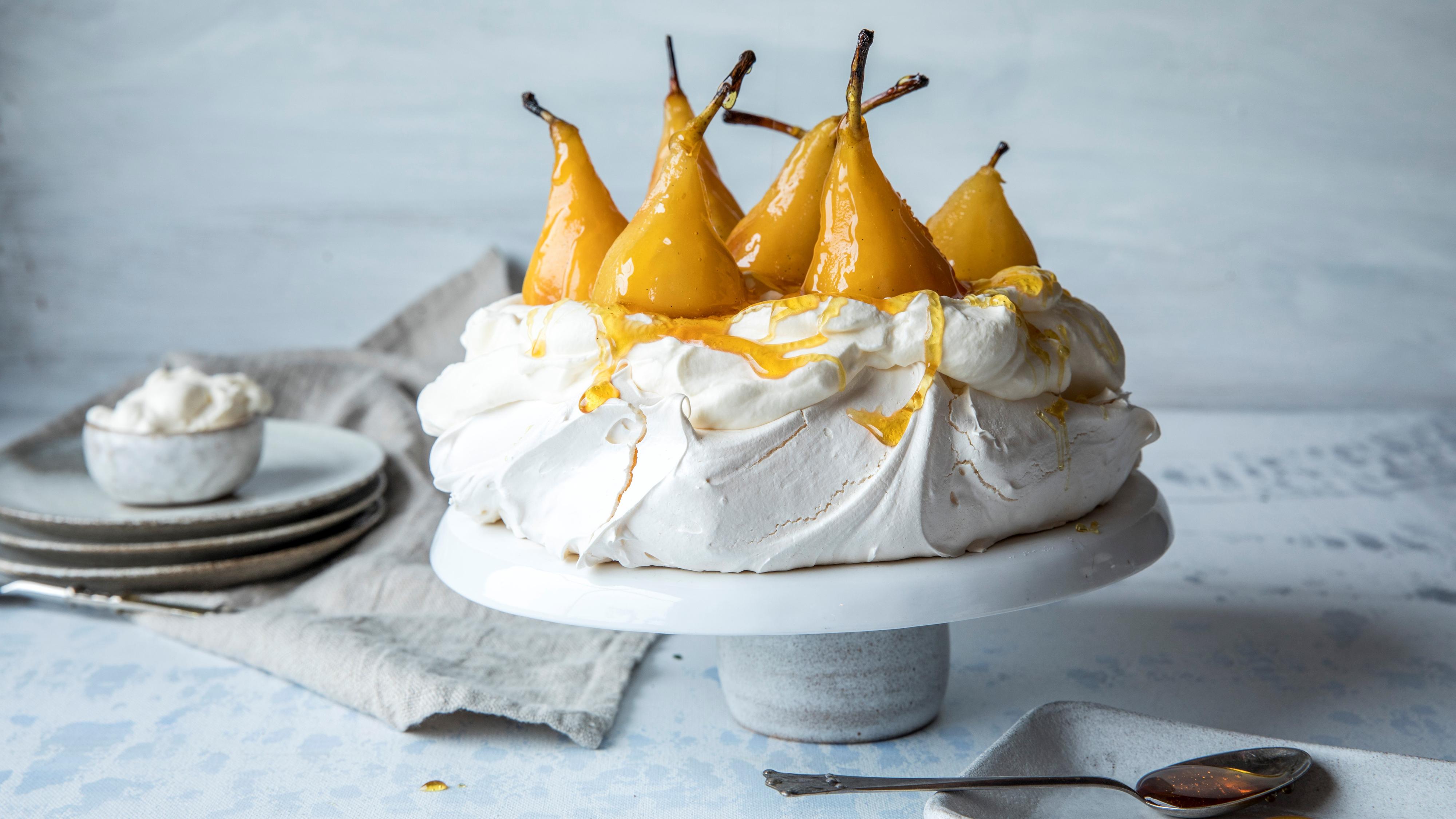 Pavlova med karamellkokte pærer, kanel og vanilje.