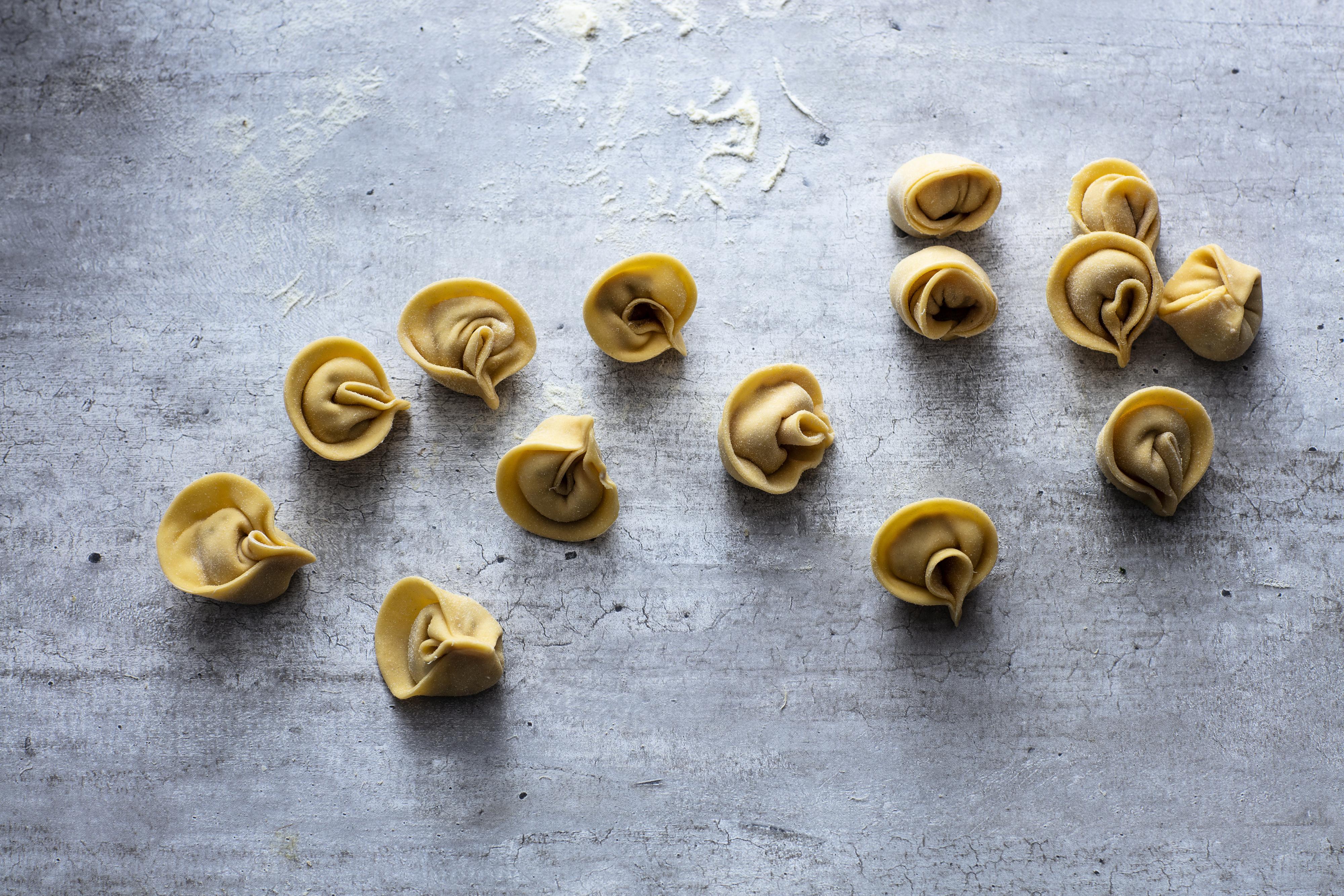 Fortsett å kjevle pastaen gjennom alle nivåene, minst to ganger per nivå, til ønsket tykkelse. Den skal være tynn. 